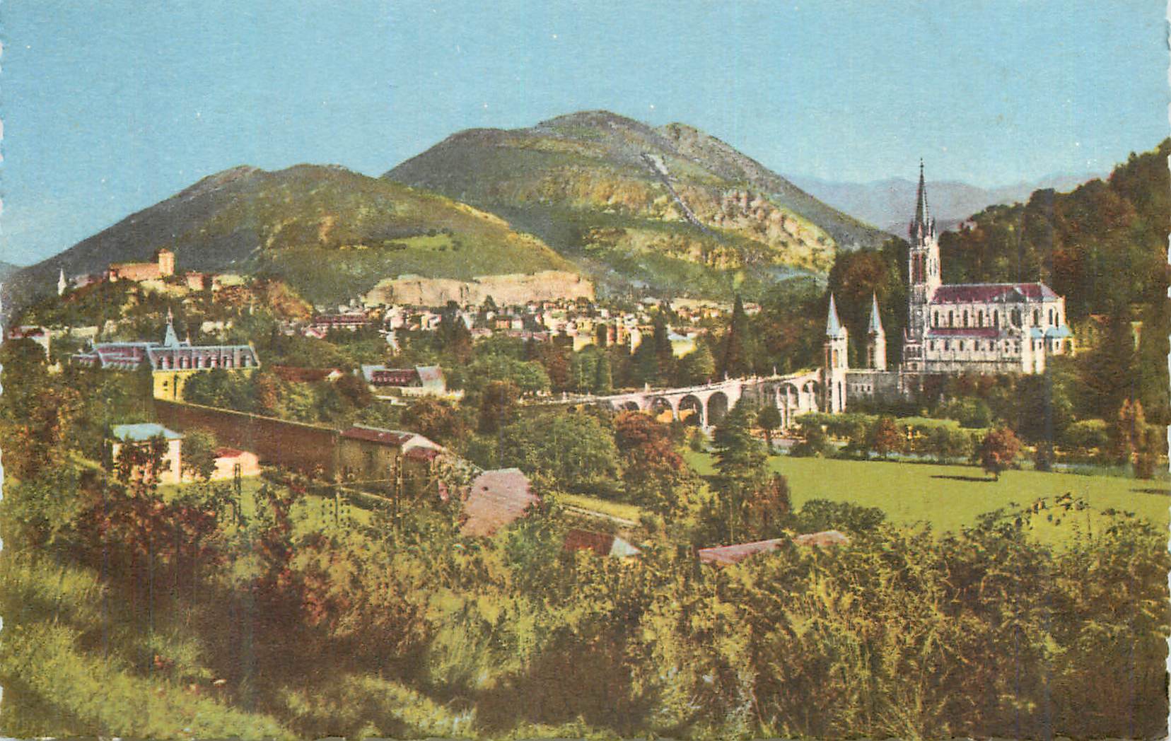 CPA Lourdes (h p) 14 la basilique et le calvaire