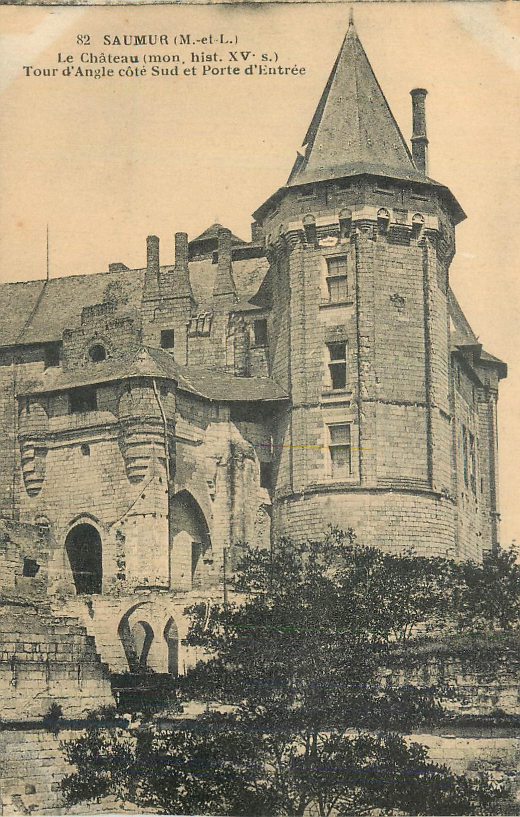 CPA Saumur (m et l) le chateau (mon hist xv s) tour d angle cote sud et porte d entree