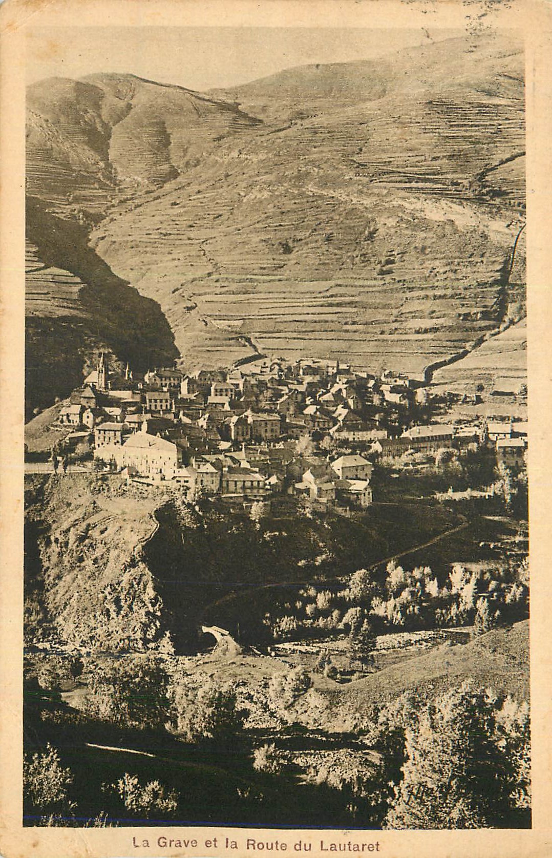 La Grave et la Route du Lautaret — vue panoramique du village et des terrasses en pente