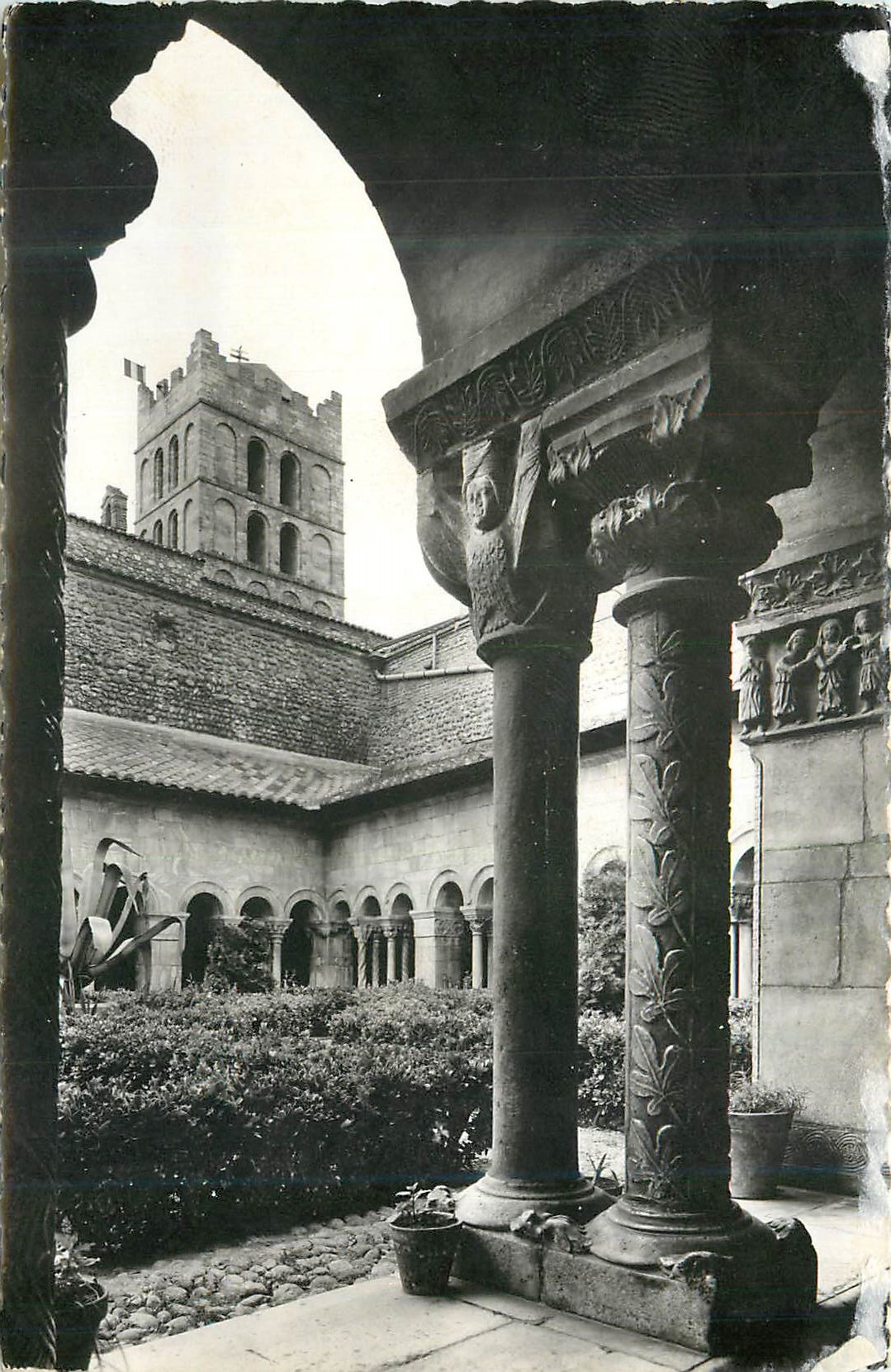 CPM Elne le cloitre colonnes jumelles chapitres des seraphins le martyre de sainte eulalie (xiie s)