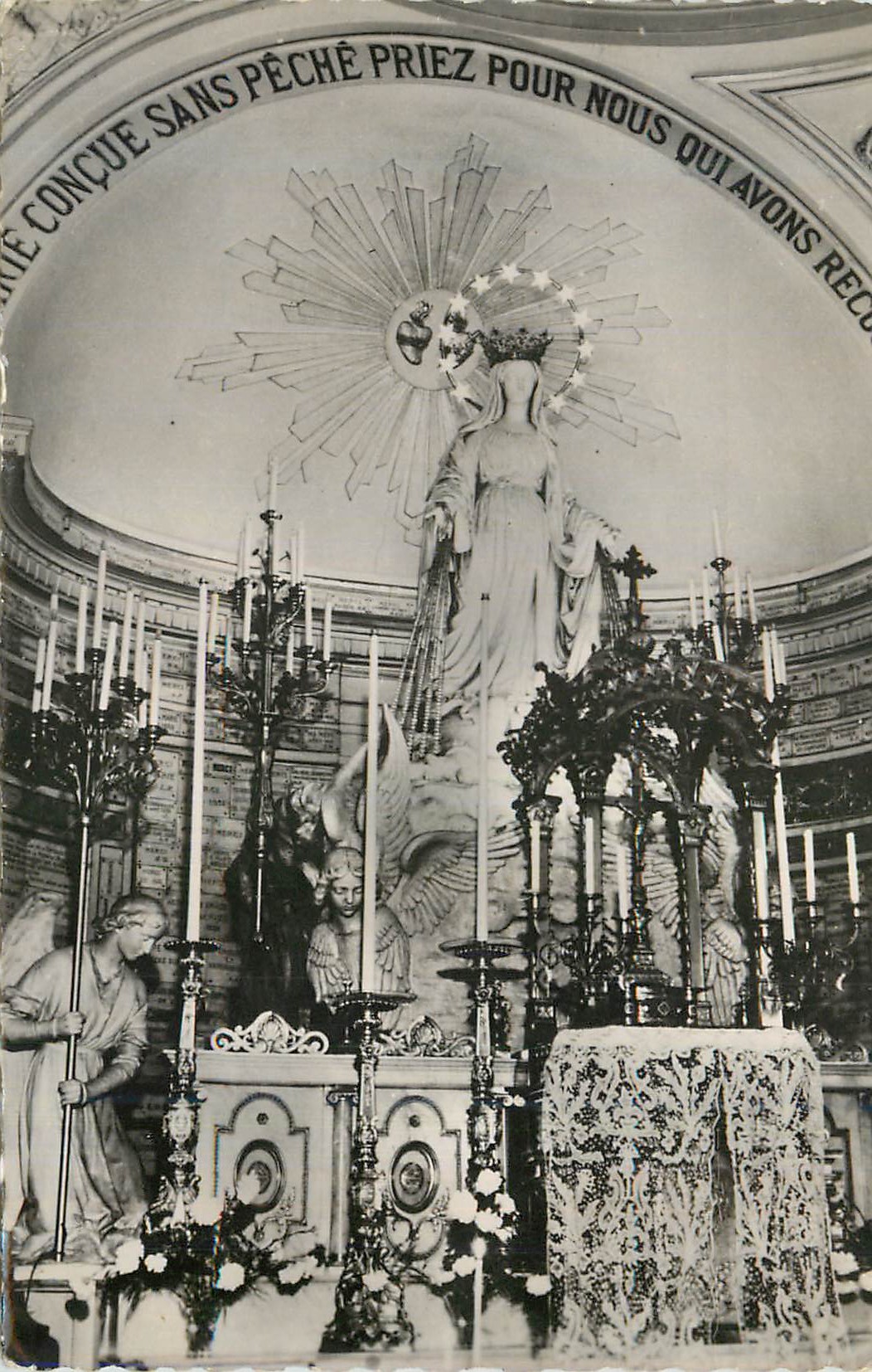 CPM Chapelle de la medaille miraculeuse maitre autel la vierge aux rayons