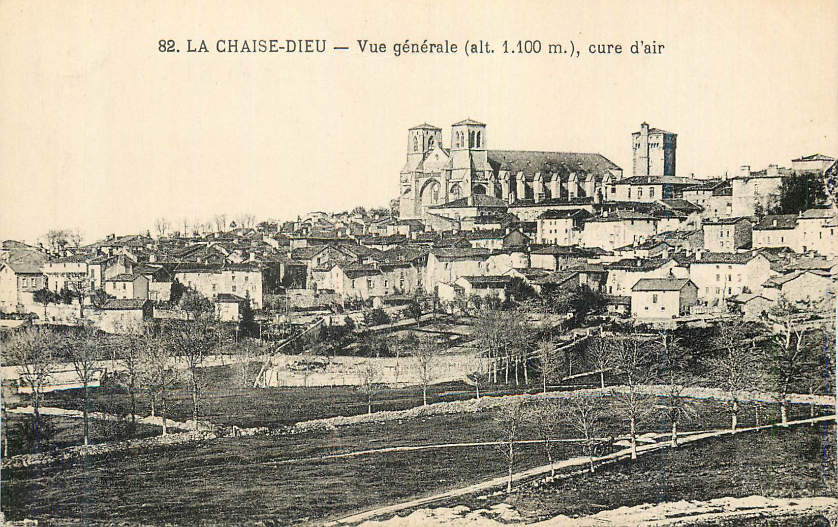 CPA La chaise dieu vue generale (alt 1100m) cure d air