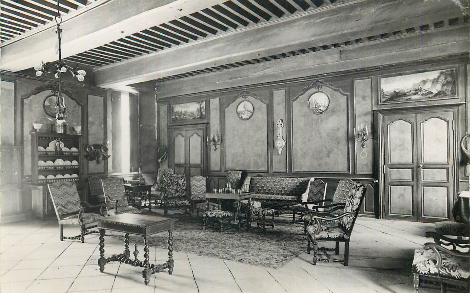 CPM Environs de vichy et chatel guyon chateau d effiat par le marechal d'Effiat La salle des gardes Mobilier du marechal