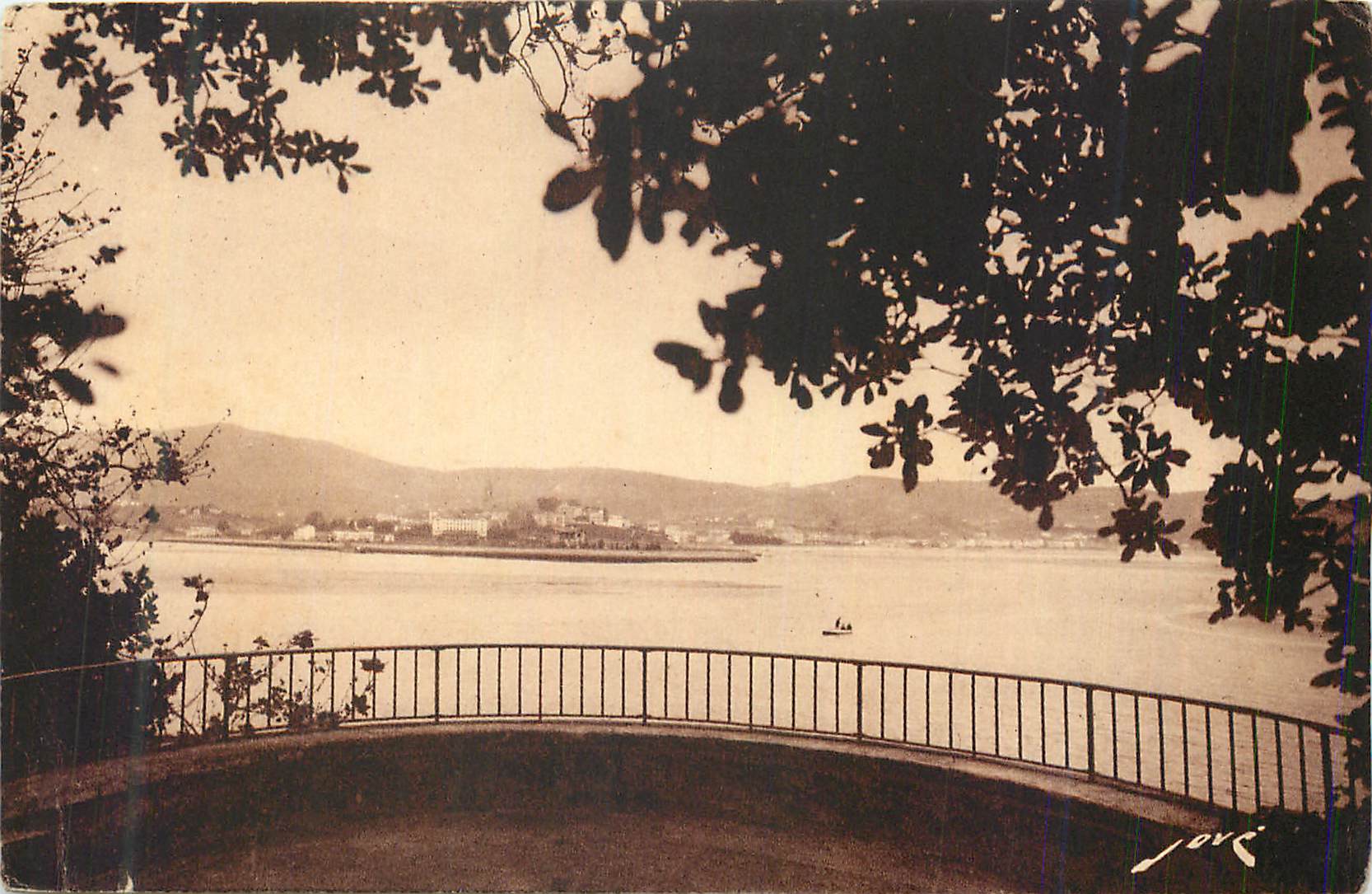 Vue du lac depuis un balcon — Joví
