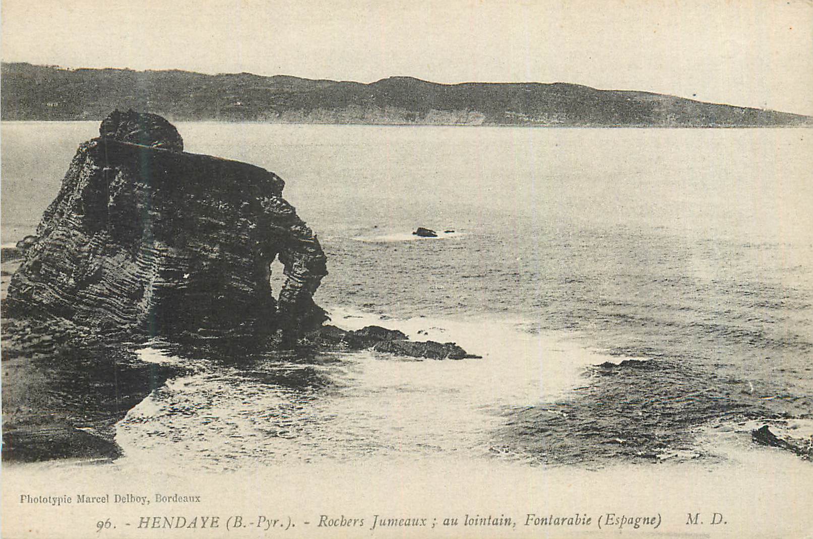 Hendaye (B.-Pyr.) — Rochers Jumeaux ; au lointain, Fontarabie (Espagne) — Phototypie Marcel Delboy, Bordeaux