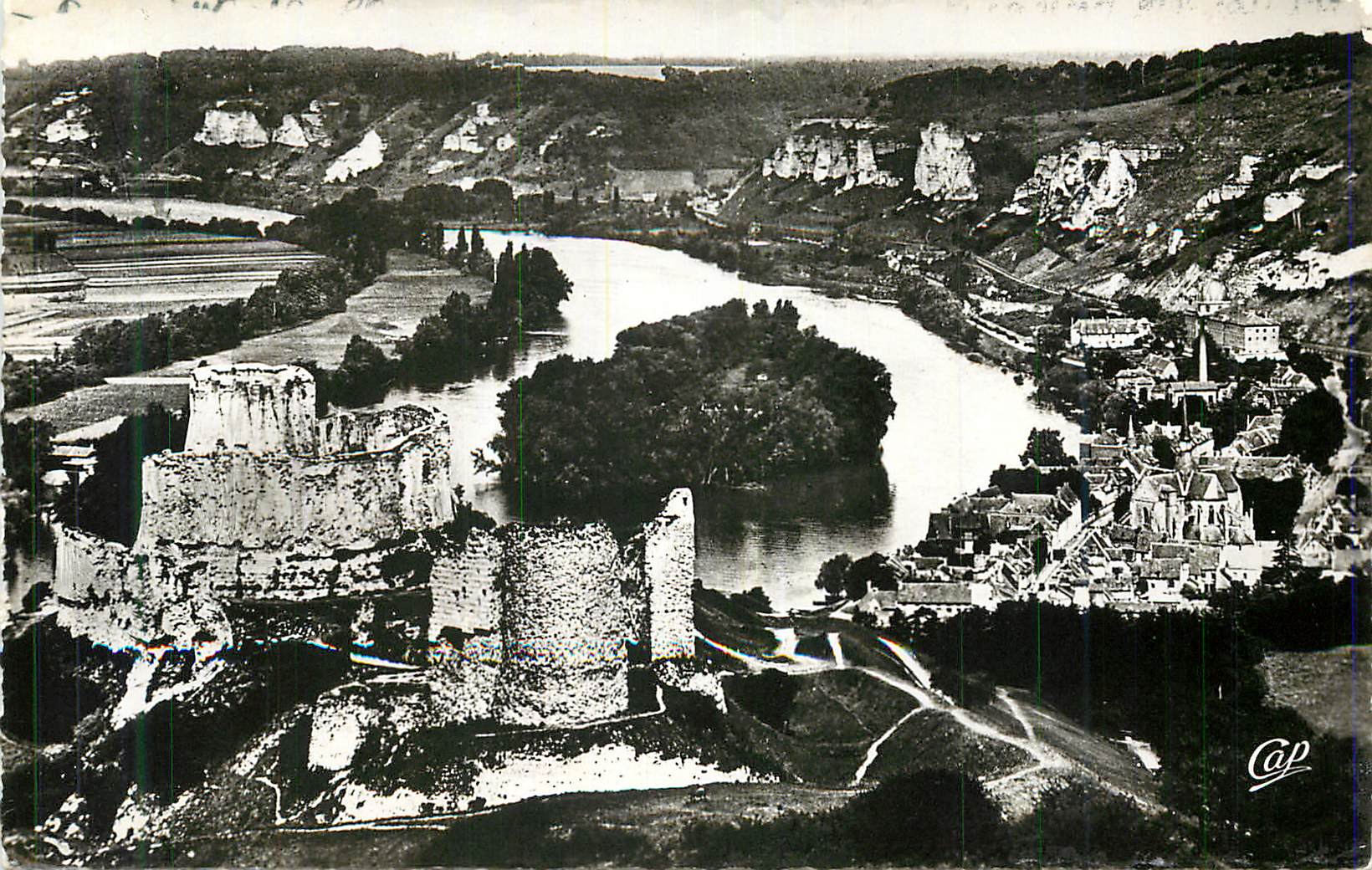 CPM Les andelys vue panoramique le chateau gaillard