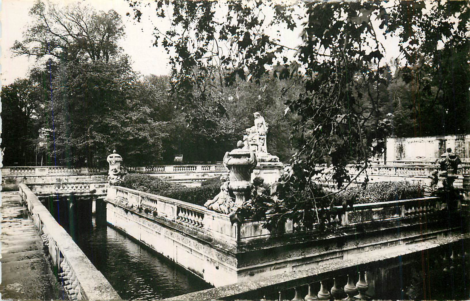 Fontaine du Château de Saint-Cloud — vue du bassin et des statues — éditeur non visible