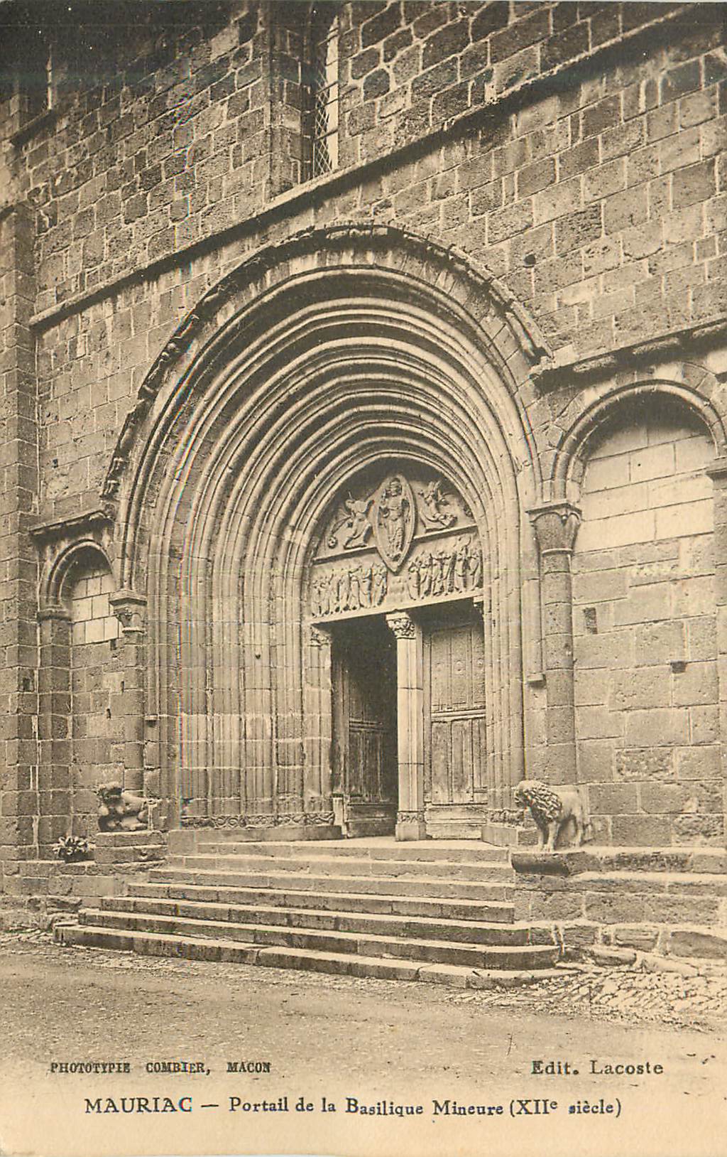 CPA Mauriac portail de la basilique mineure (xii siecle)