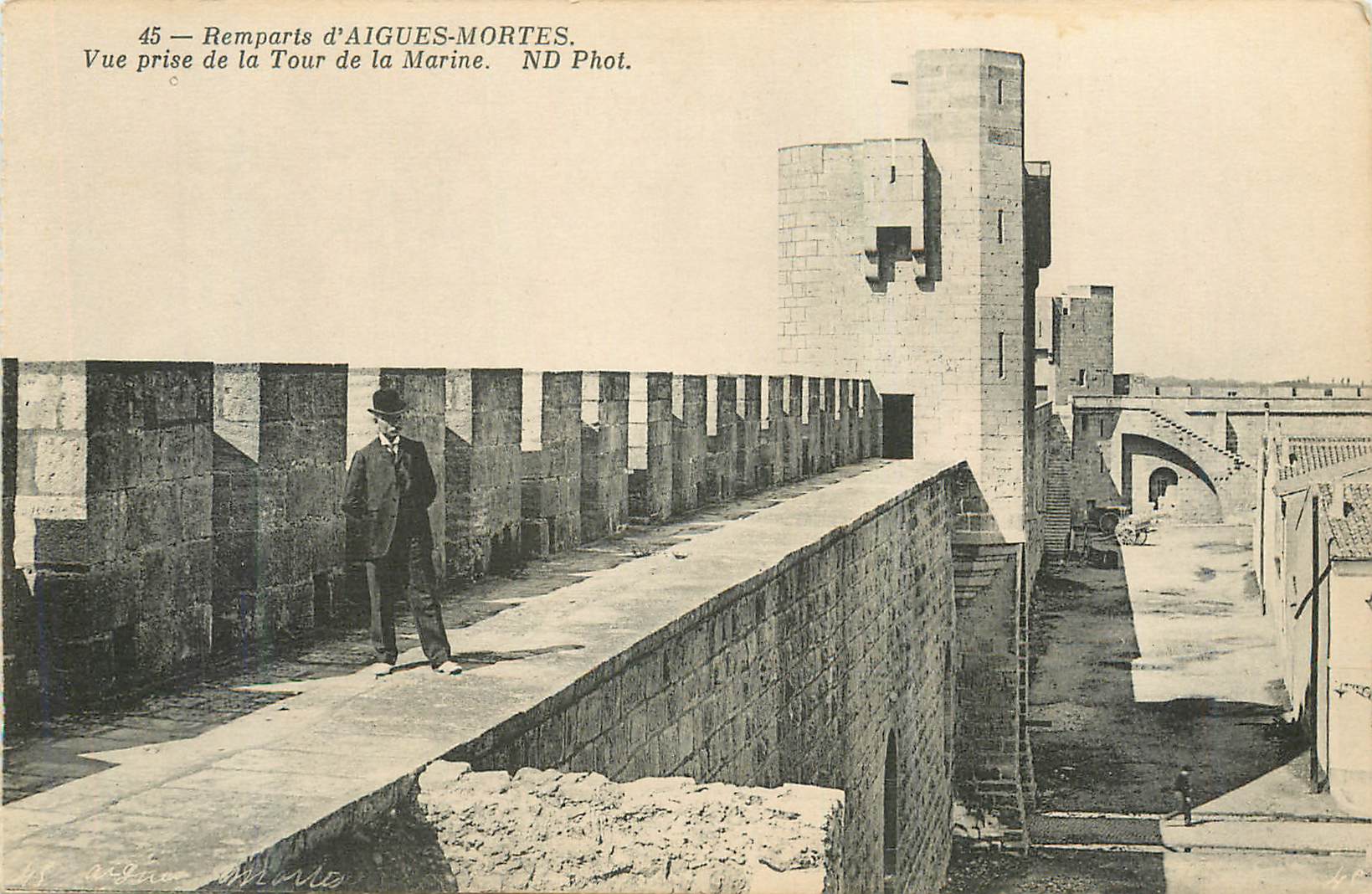Remparts d'AIGUES-MORTES — Vue prise de la Tour de la Marine — ND Phot.