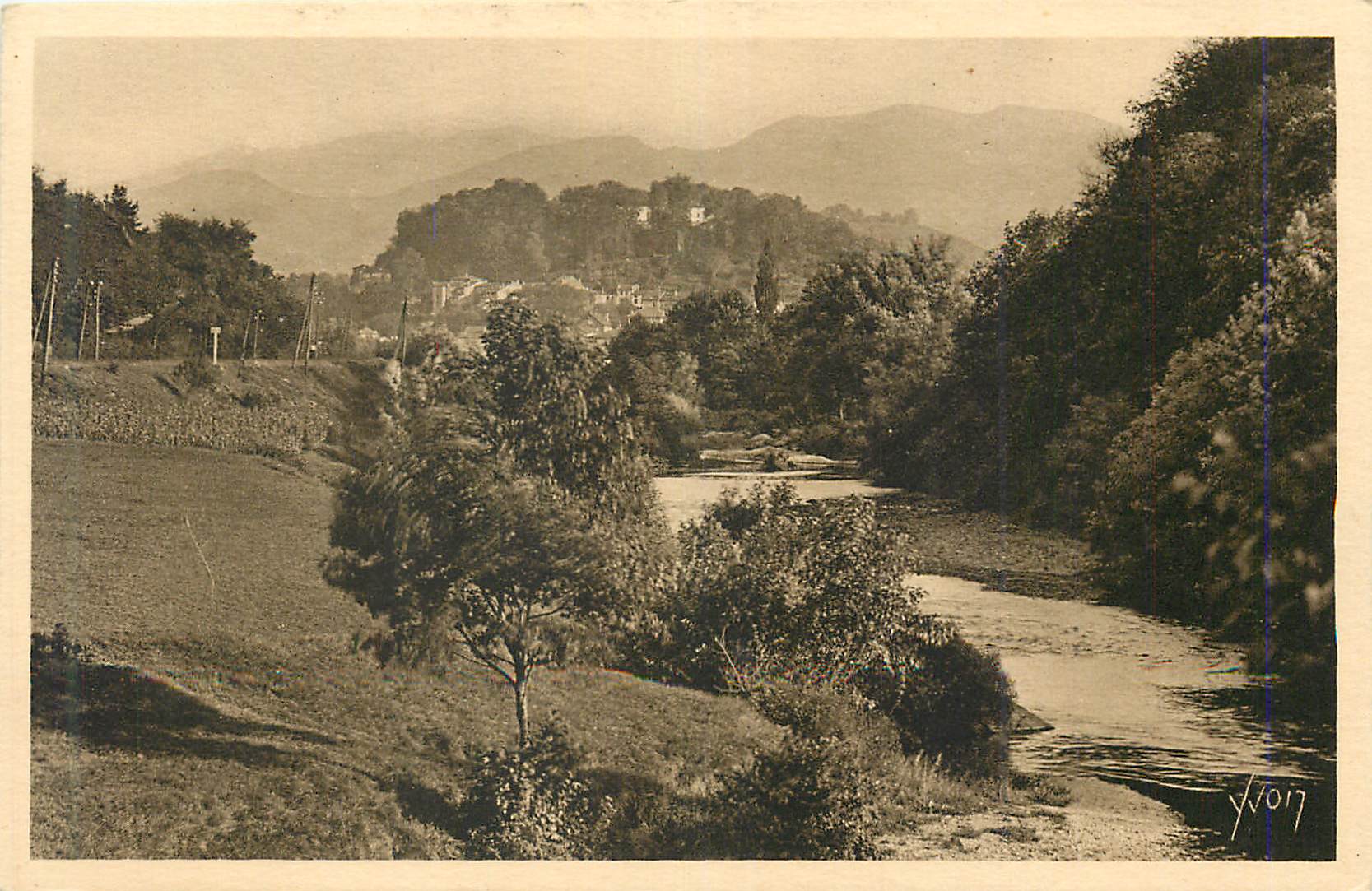 CPA Le douce france 18 le pays basque st jean pied de port (b pyr) la nive et le village dans son large cirque