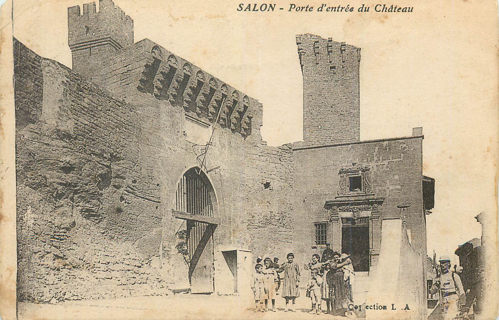 CPA Salon porte d entree du château Militaria Enfants