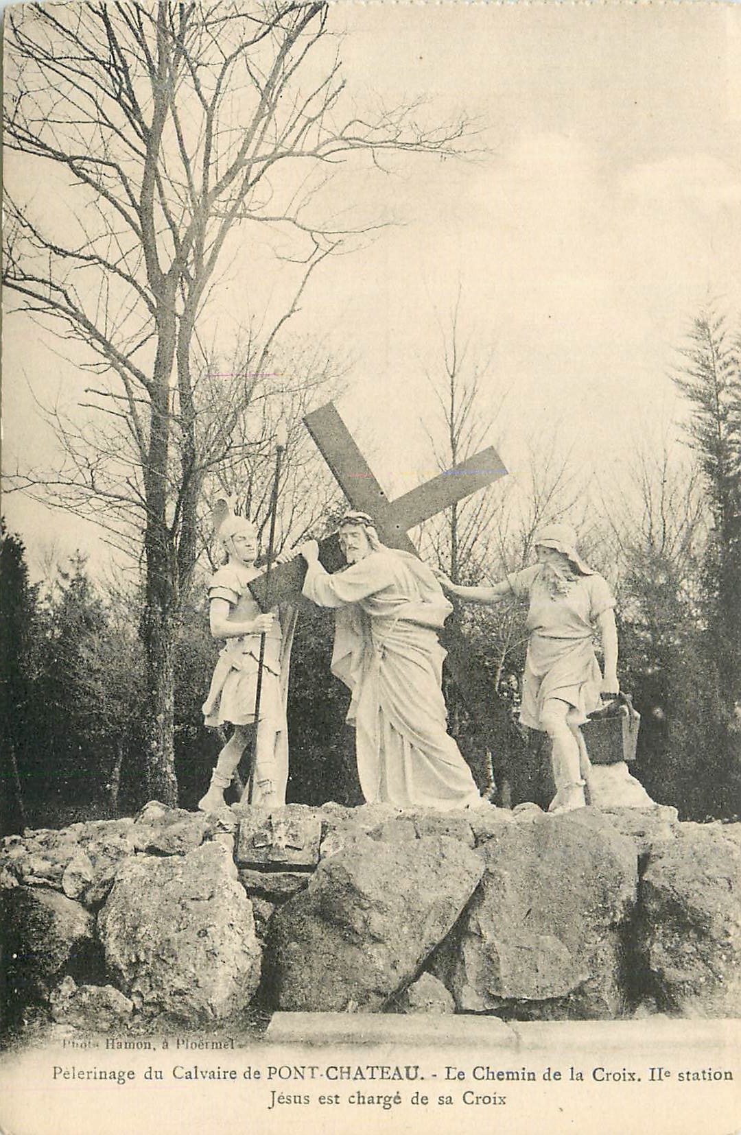 CPA Pelerinage du calvaire de pont chateau le chemin de la croix iie station jesus est charge de sa croix