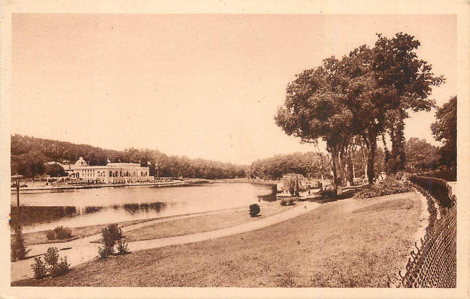 Bassin de la Fontaine — Vista del parque — Editor: A. Lefebvre, n° 247