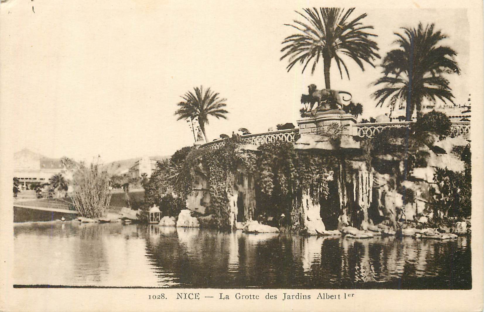 CPA Nice la grotte des jardins albert 1er