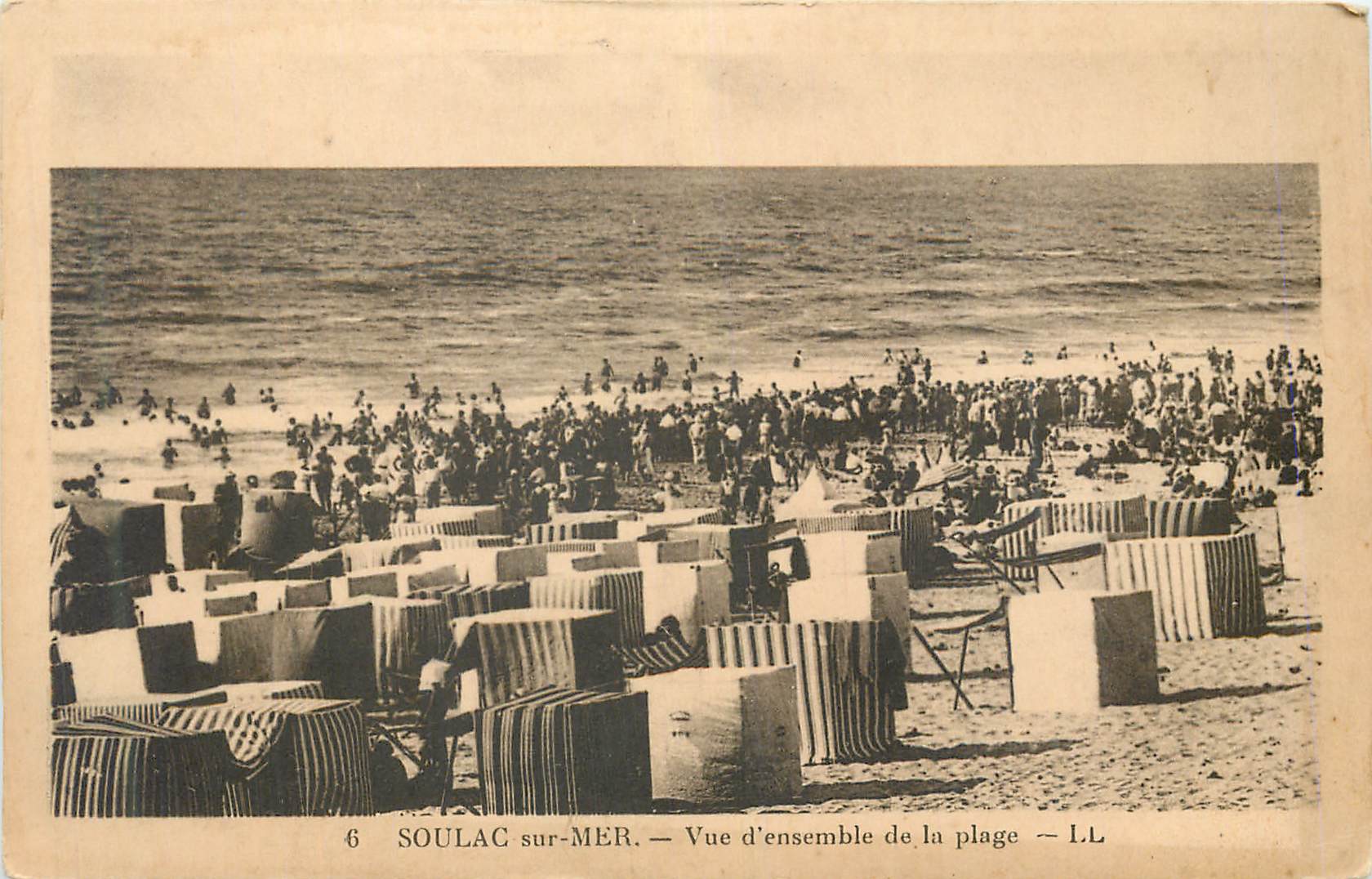 CPA Soulac sur mer vue d ensemble de la plage