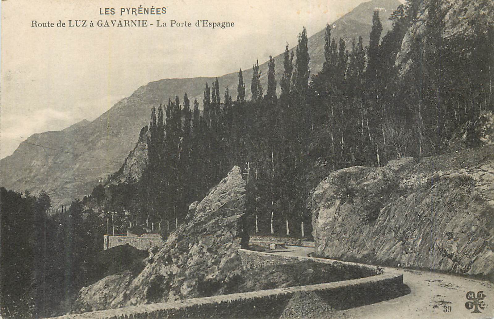 CPA Les pyrenees route de luz a gavarnie la porte d espagne