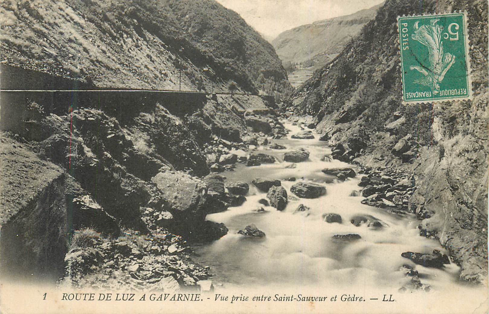 CPA Route de luz a gavarnie vue prise entre saint sauveur et gedre