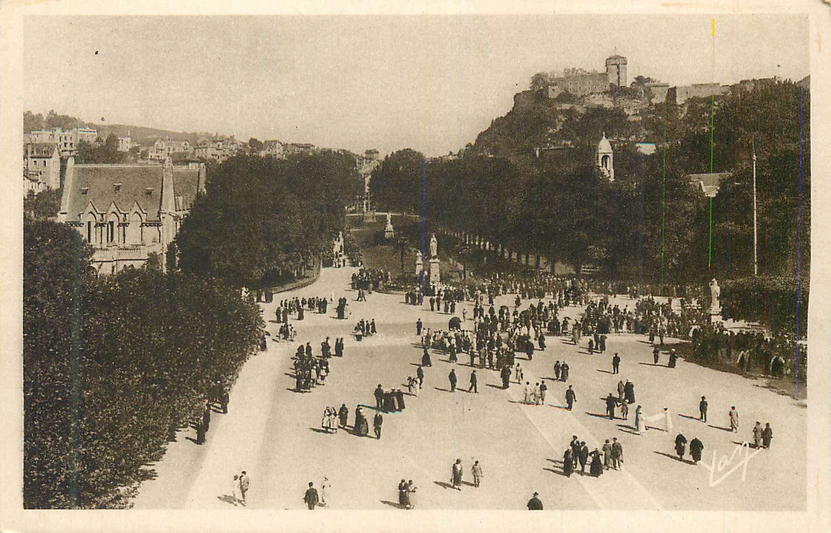 CPA Lourdes l esplanade vue de la basilique