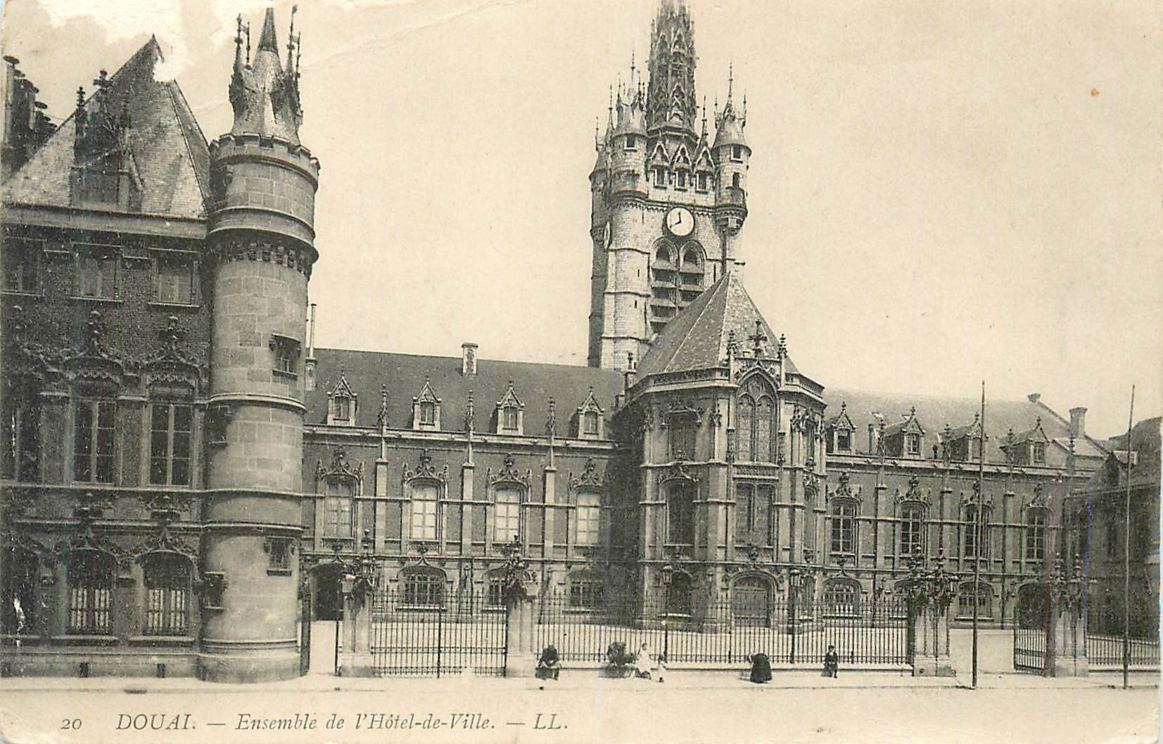 CPA Douai ensemble de l hotel de ville