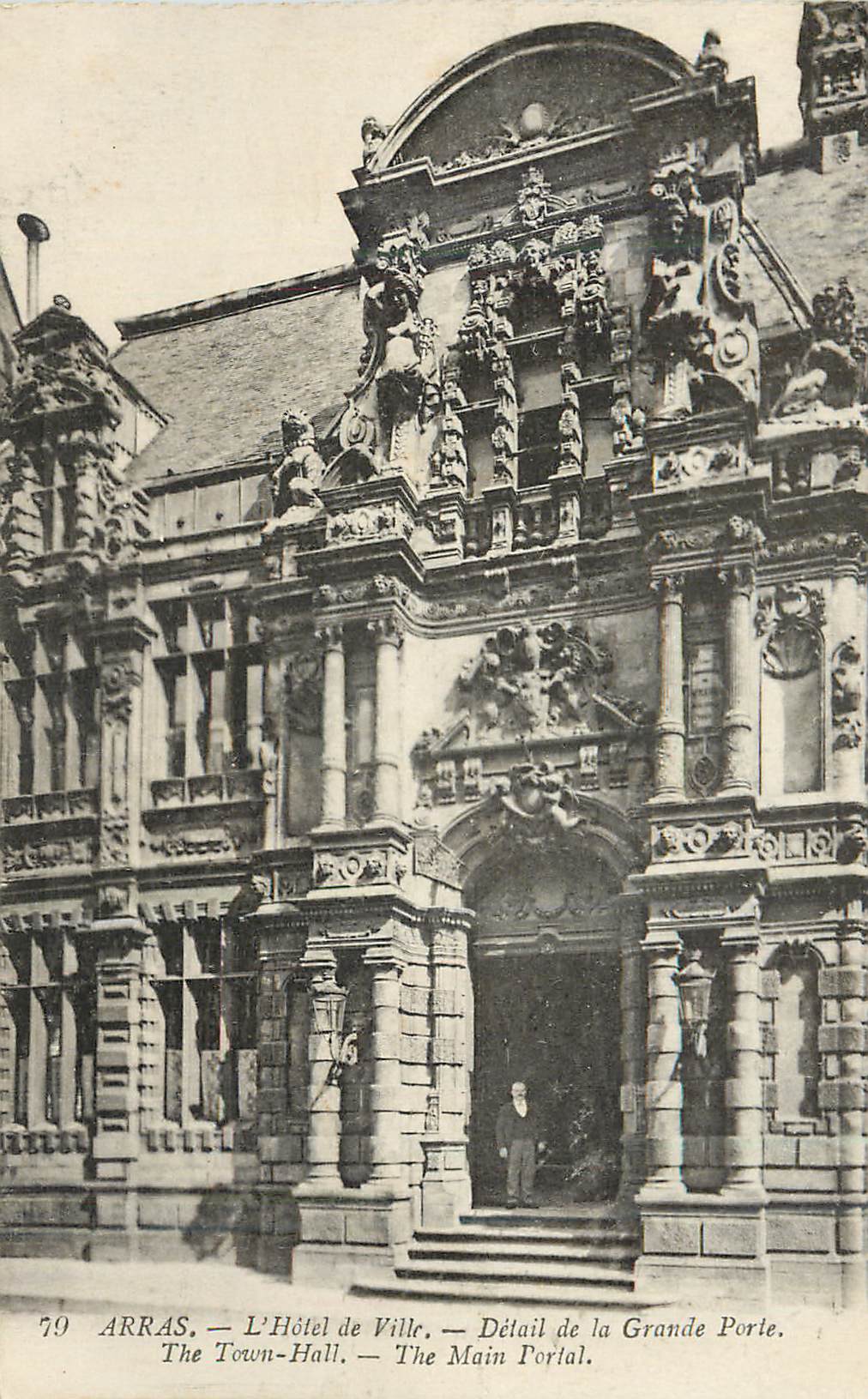 CPA Arras l hotel de ville detail de la grande porte