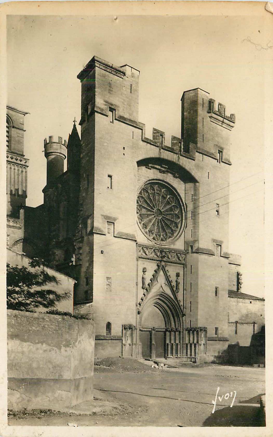 Cathédrale Saint-Pierre de Montpellier — façade gothique avec rosace — éditeur Yvoi, n° 107