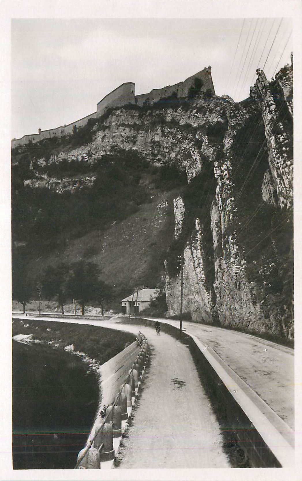 Château de Saint-Émilion — vue depuis la route — éditeur inconnu, n° de série non lisible