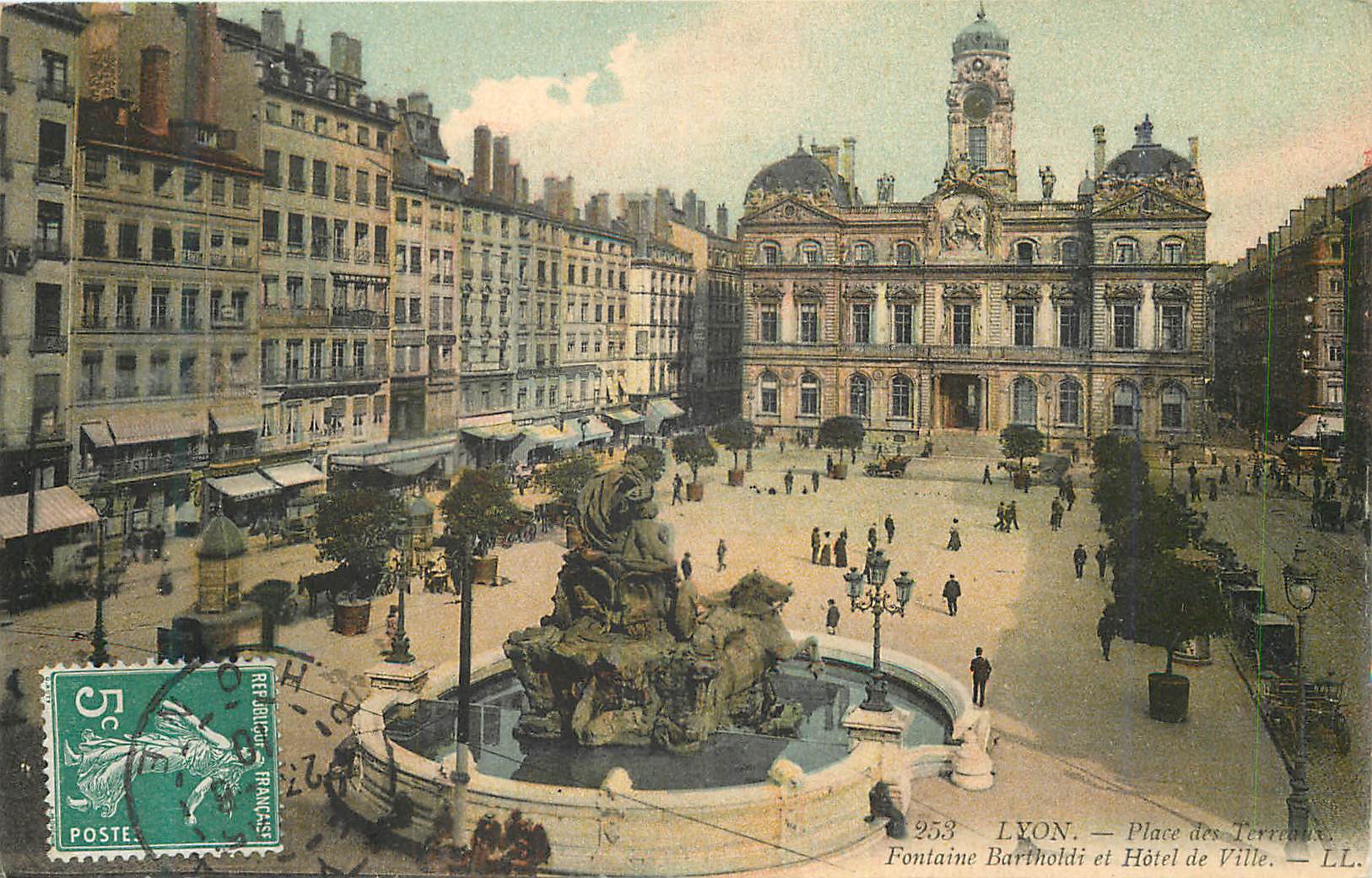 CPA Lyon place des terreaux fontaine bartholdi et l hotel de ville