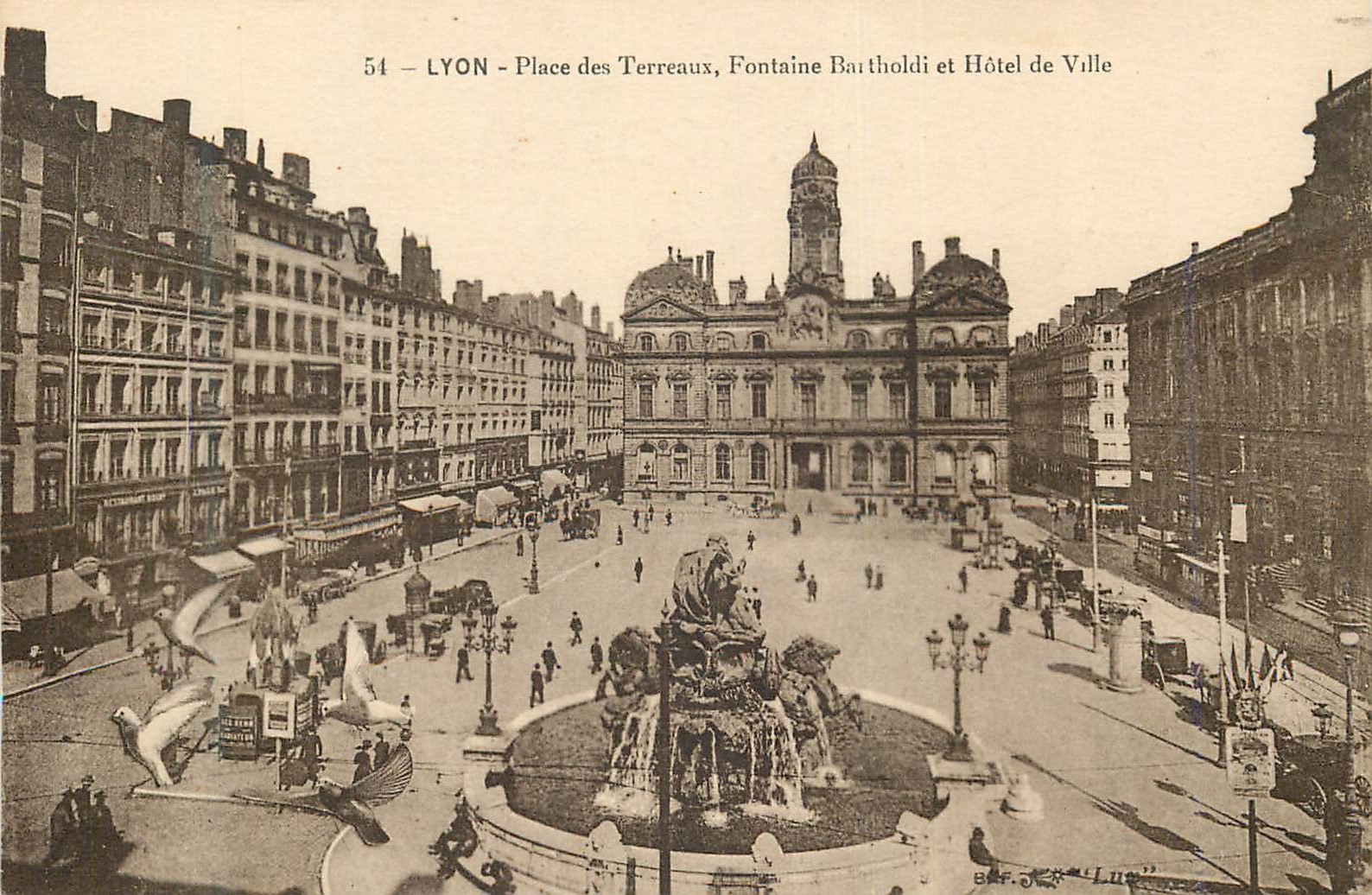 CPA Lyon place des terreaux fontaine bartholdi et hotel de ville