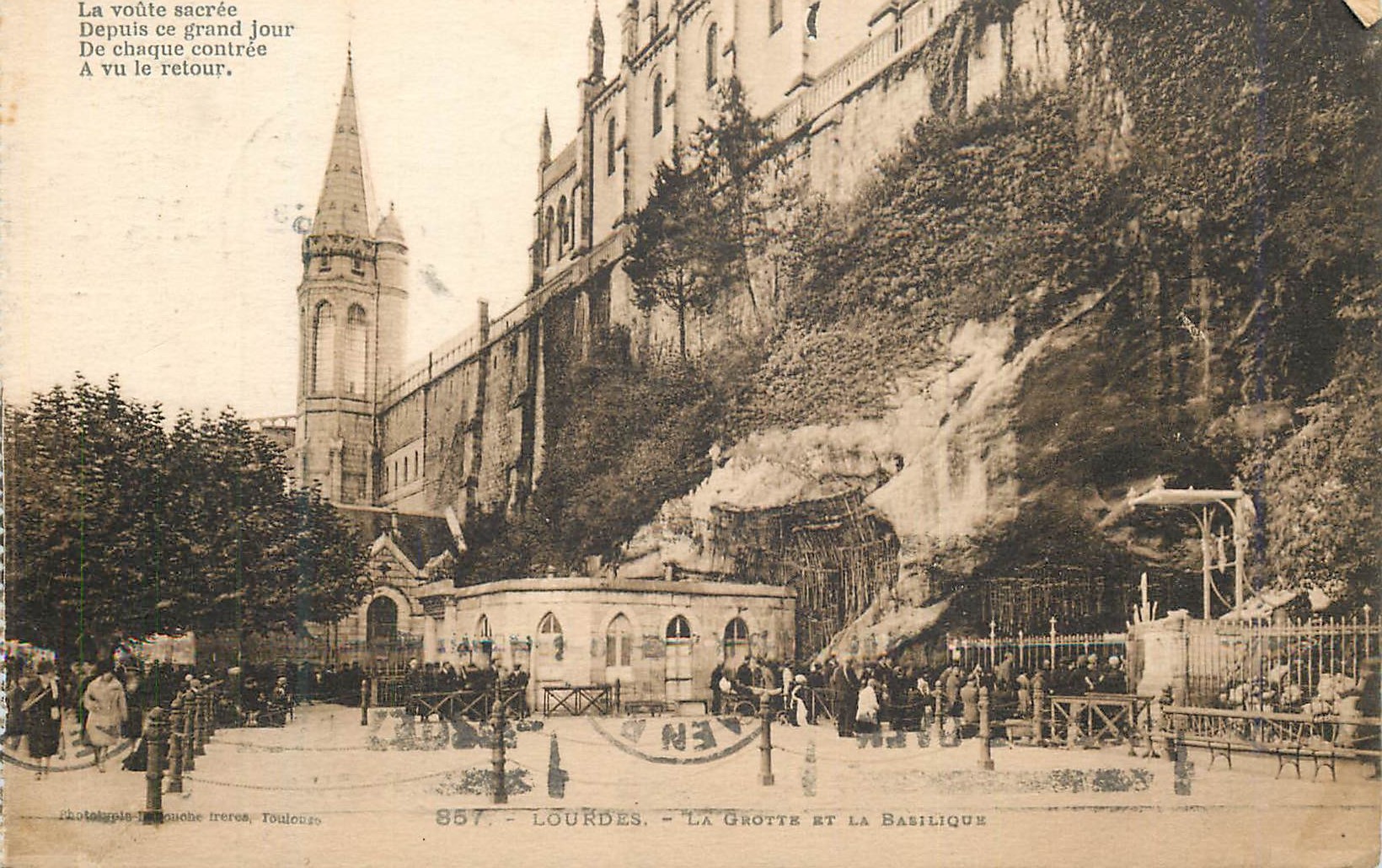 CPA Lourdes la grotte et la basilique