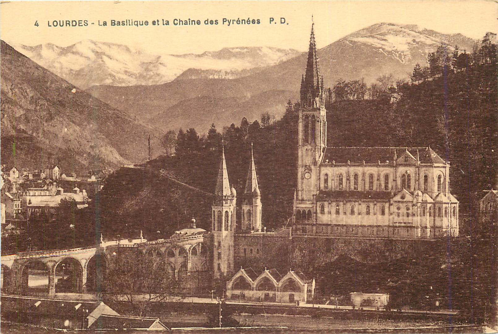CPA Lourdes la basilique et la chaine des pyrenees