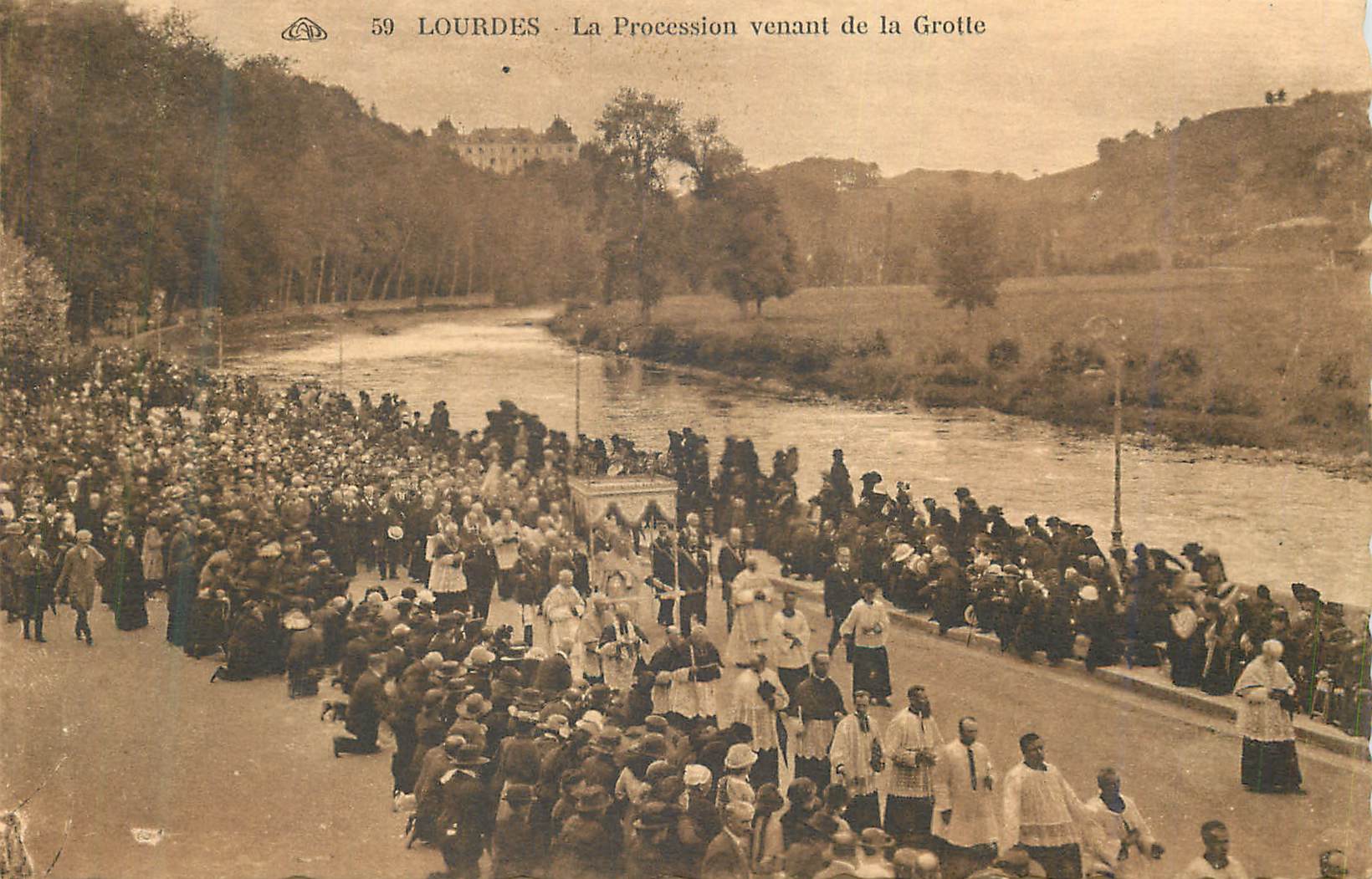 CPA Lourdes la procession venant de la grotte