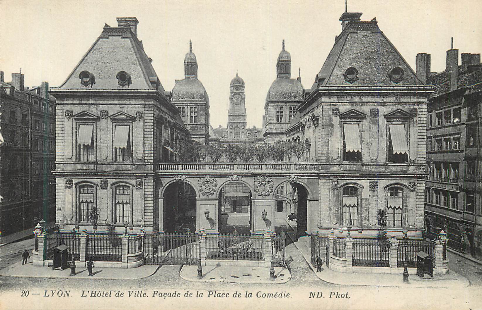 CPA Lyon l hotel de ville facade de la place de la comedie