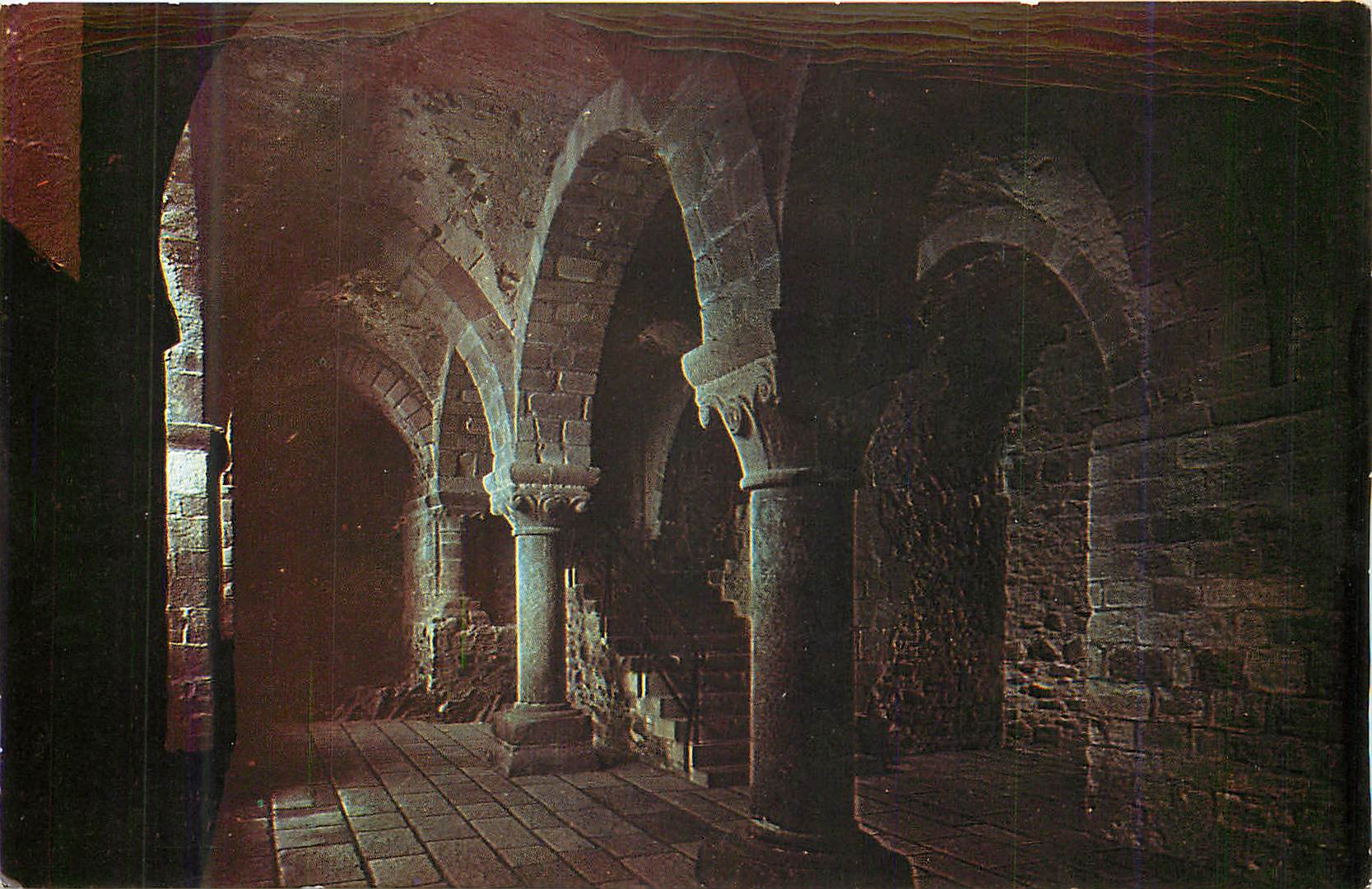 Crypte de l'abbaye de Sainte-Marie de Lagrasse — vue des arcades — éditeur non visible