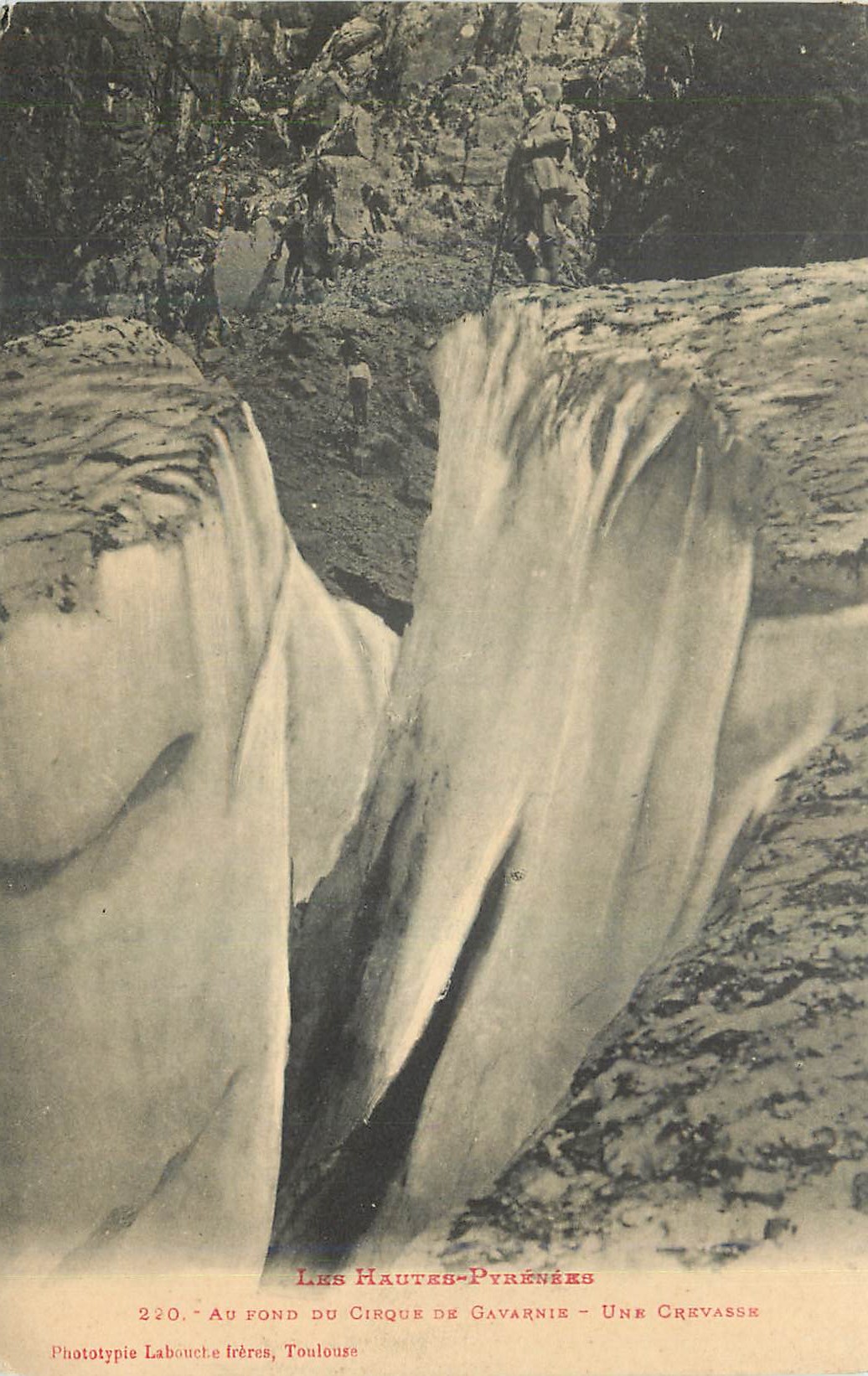 Les Hautes-Pyrénées — Au fond du Cirque de Gavarnie — Une crevasse — Phototypie Labouche frères, Toulouse, n° 220