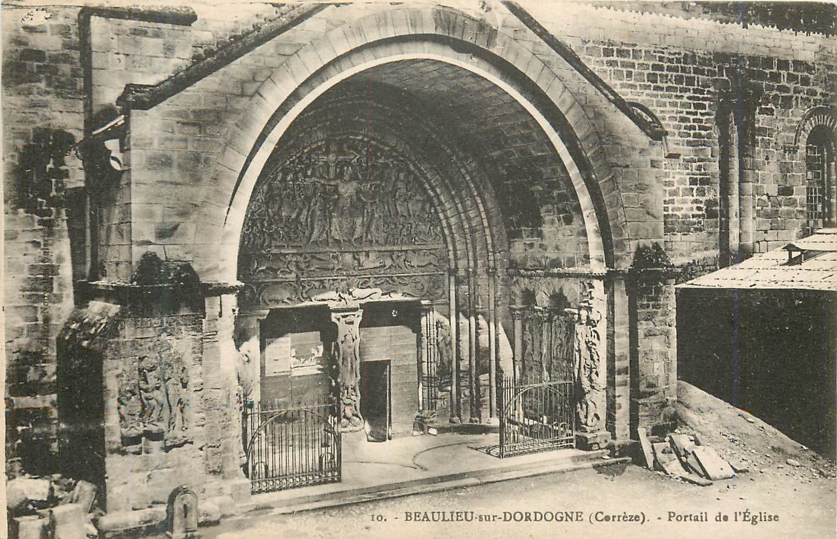 CPA Beaulieu sur dordogne(correze) portail de l eglise