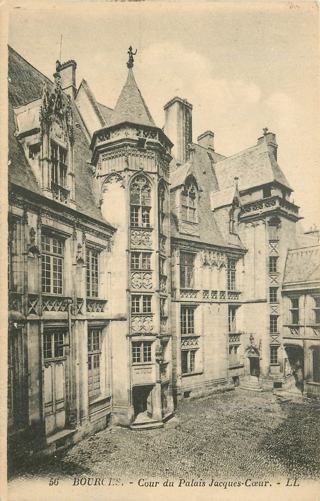 CPA Bourges cour du palais jacques coeur