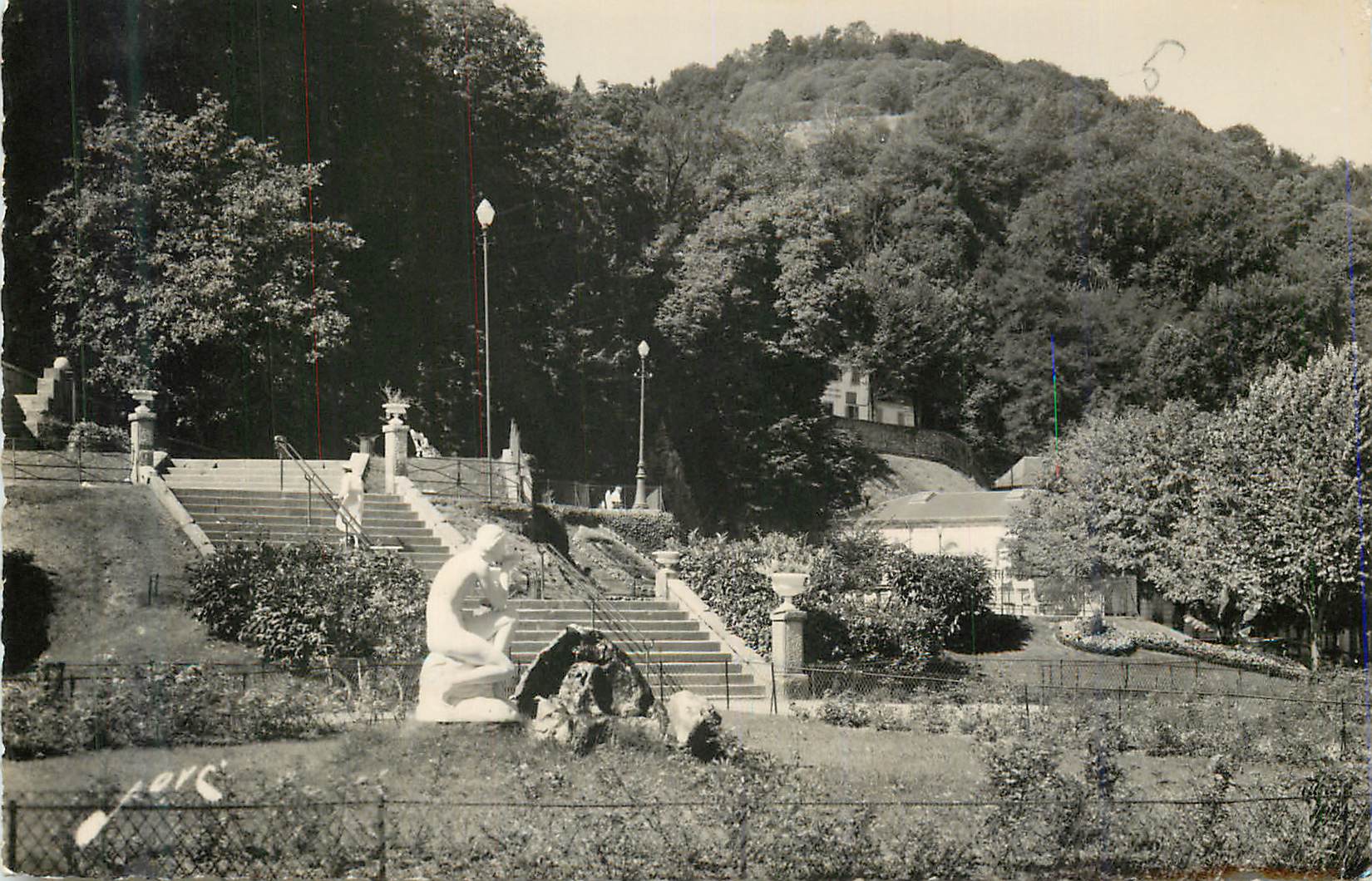 Jardin de la Colline — vue avec statue et escaliers — Jorc