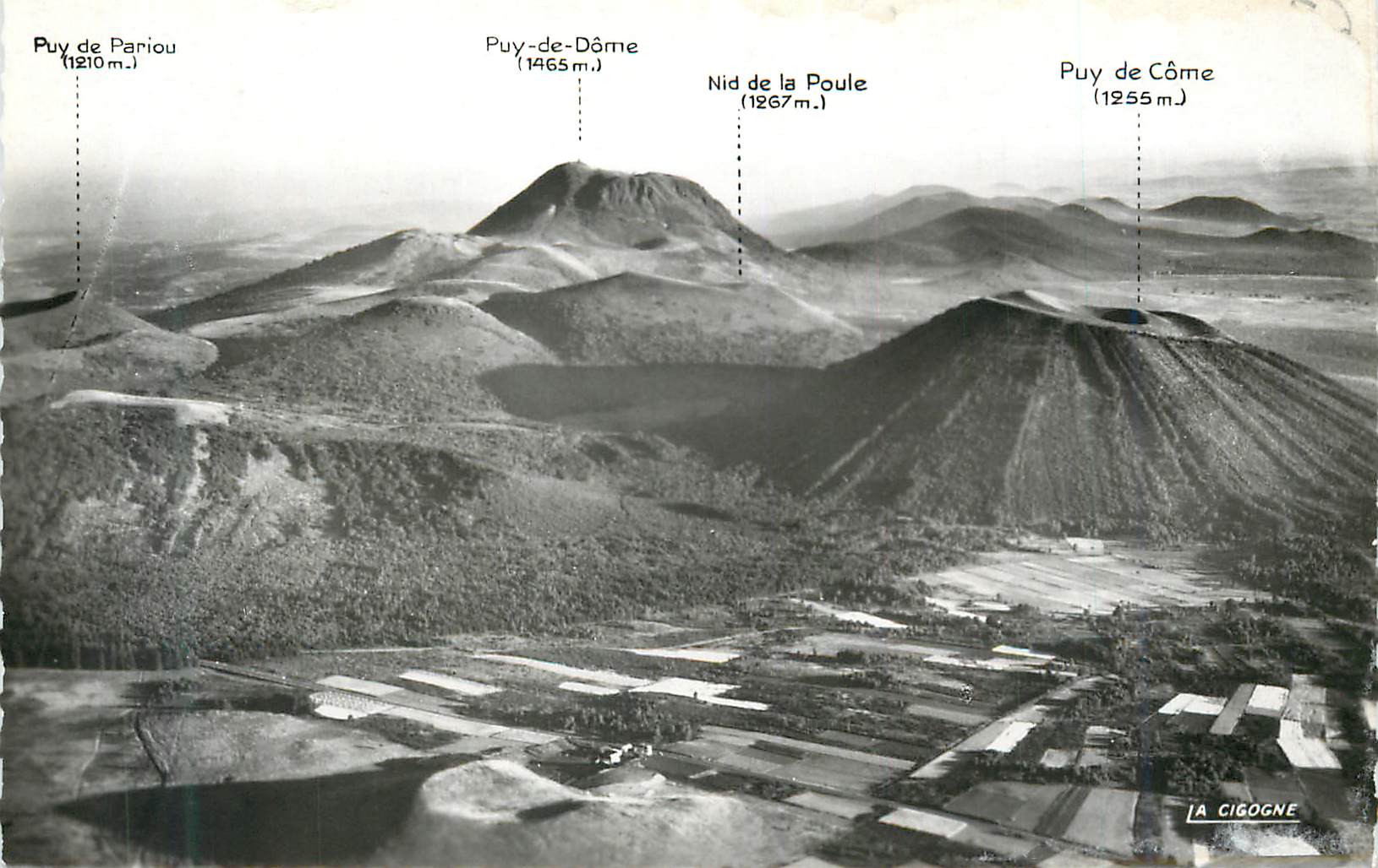 CPM En avion sur le puy de dome (1465m) et la chaine des domes Puy de Pariou Nid de la Poule 