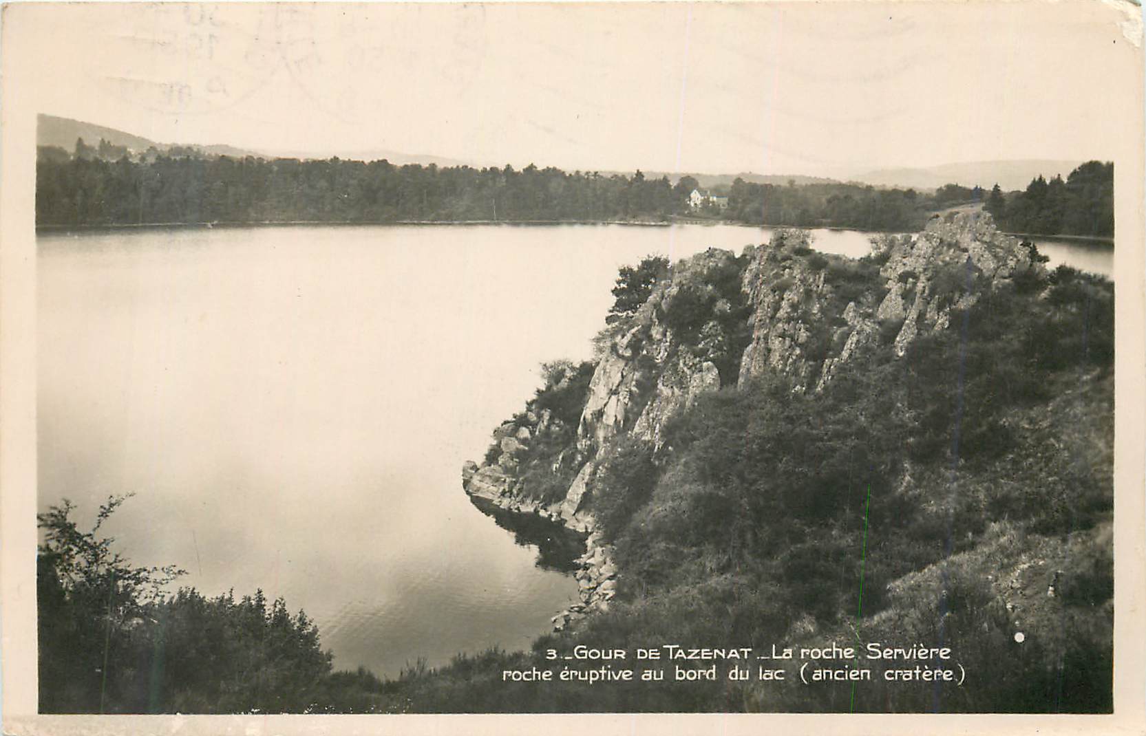 Gour de Tazenat — Der Felsen Servière, eruptiver Felsen am Rand des Sees (früherer Krater)