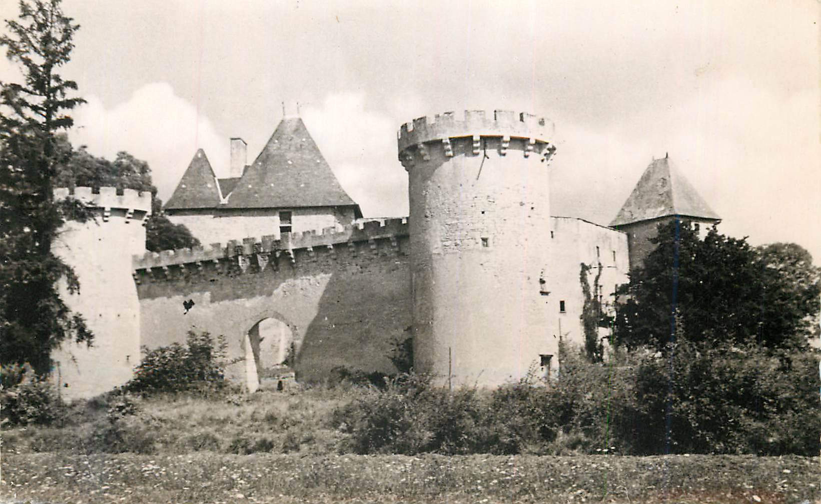 CPM Auvergne et bourbonnais chateau de la roche les aigueperse manoir feodal
