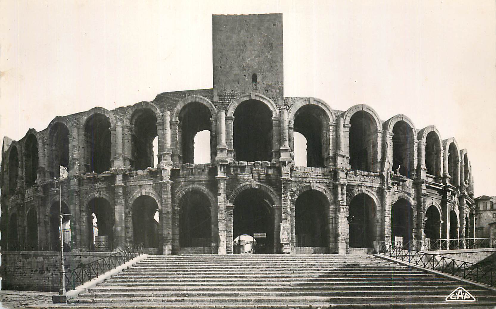 Arènes d'Arles — amphithéâtre romain — éditeur C.T.A.P.S. n° 123