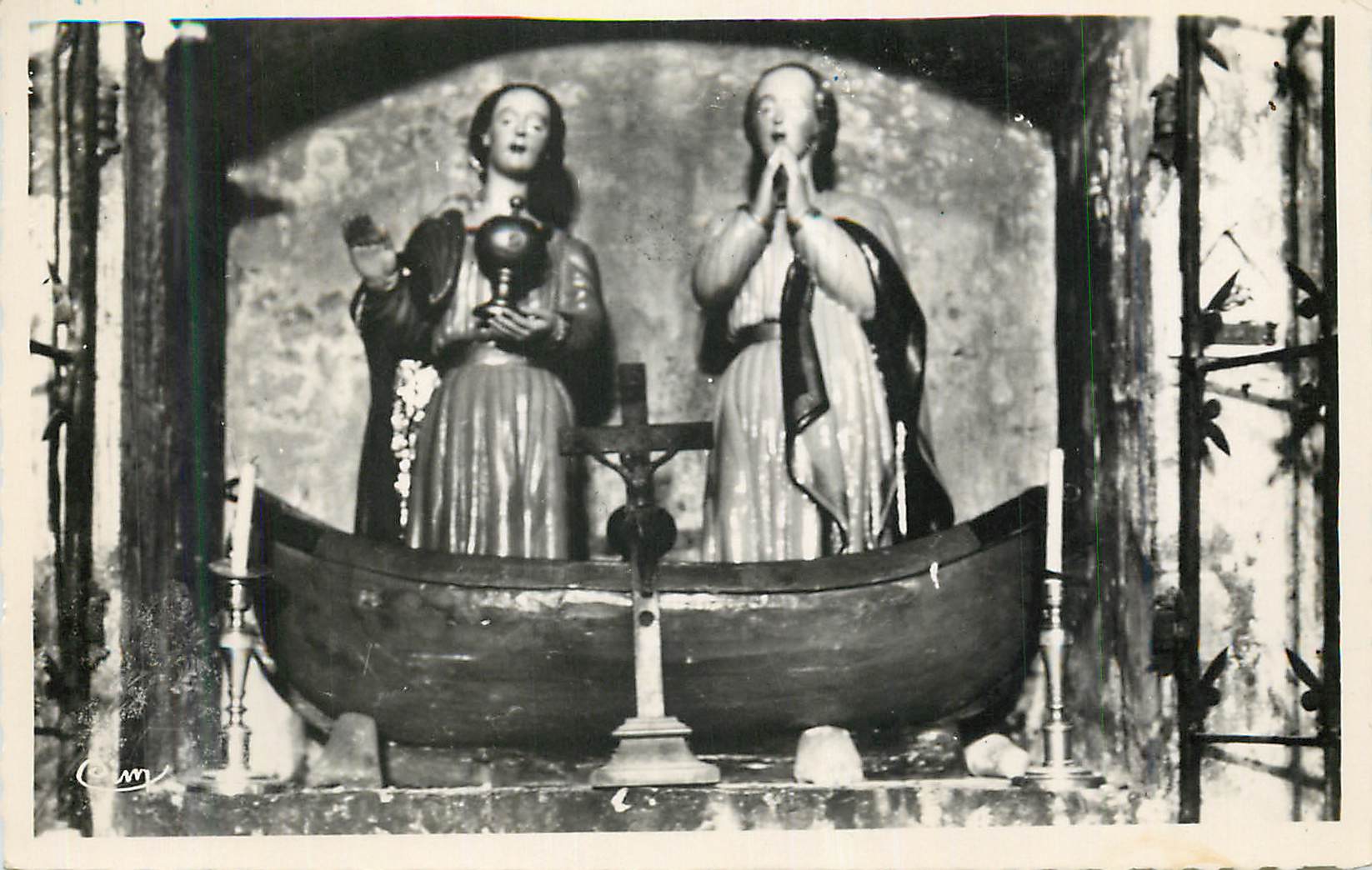 Statues de saints dans une petite chapelle — C.M. — n° 123