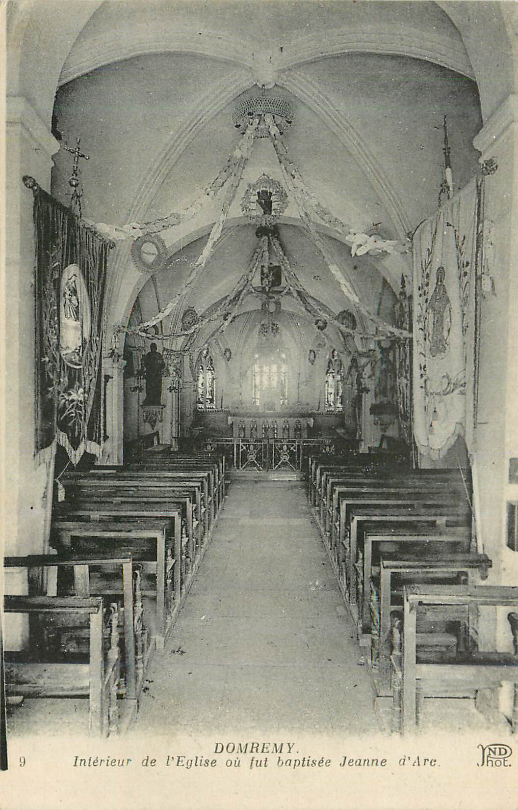 Innenansicht der Kirche von Domrémy — wo Jeanne d'Arc getauft wurde — JND Phot.