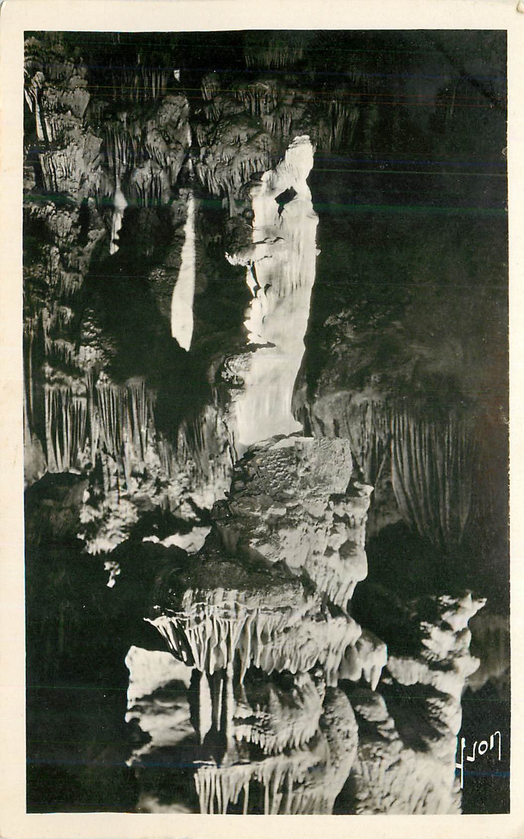 Grotte de la Véronique — stalactites et stalagmites — photographe LORHON