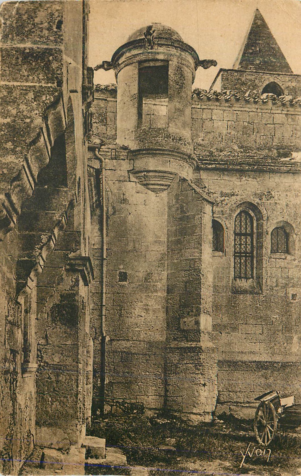 CPA La douce france paysage et pierre de provence 10 les baux (b du r) la lanterne des morts