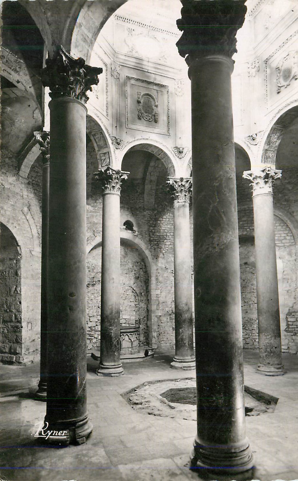 Intérieur de l'abbaye de Royaumont — colonnades et voûtes — éditeur Ryner