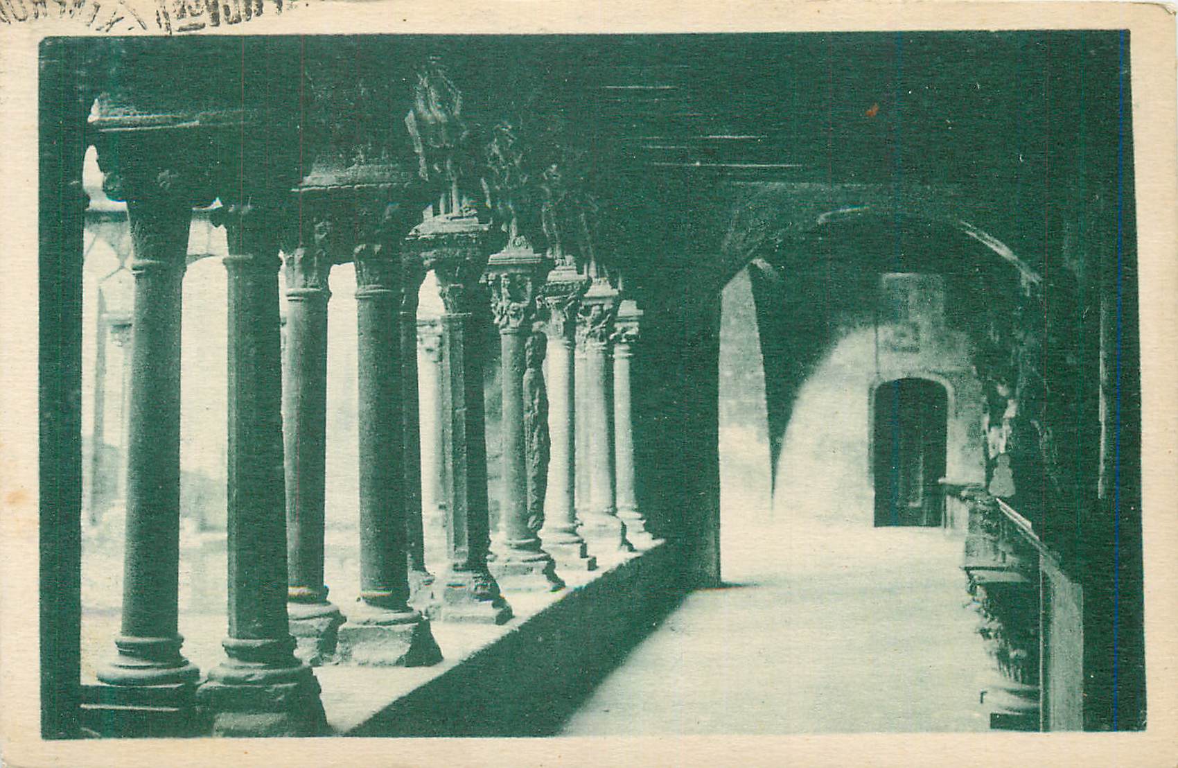 Cour intérieure avec colonnades sculptées — éditeur non identifié