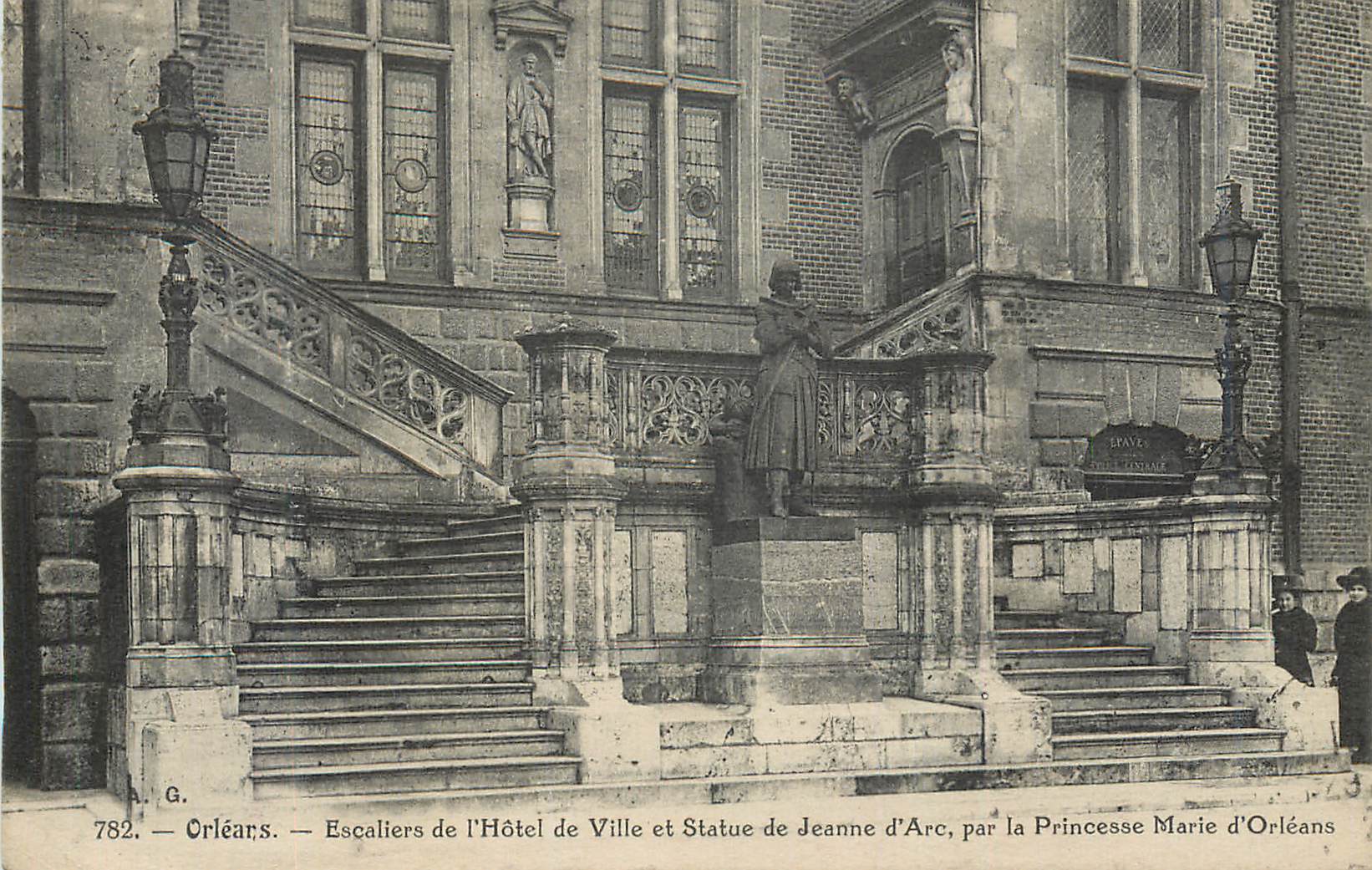 CPA Orleans escaliers de l hotel de ville et statue de jeanne d arc par le princesse maris d orleans