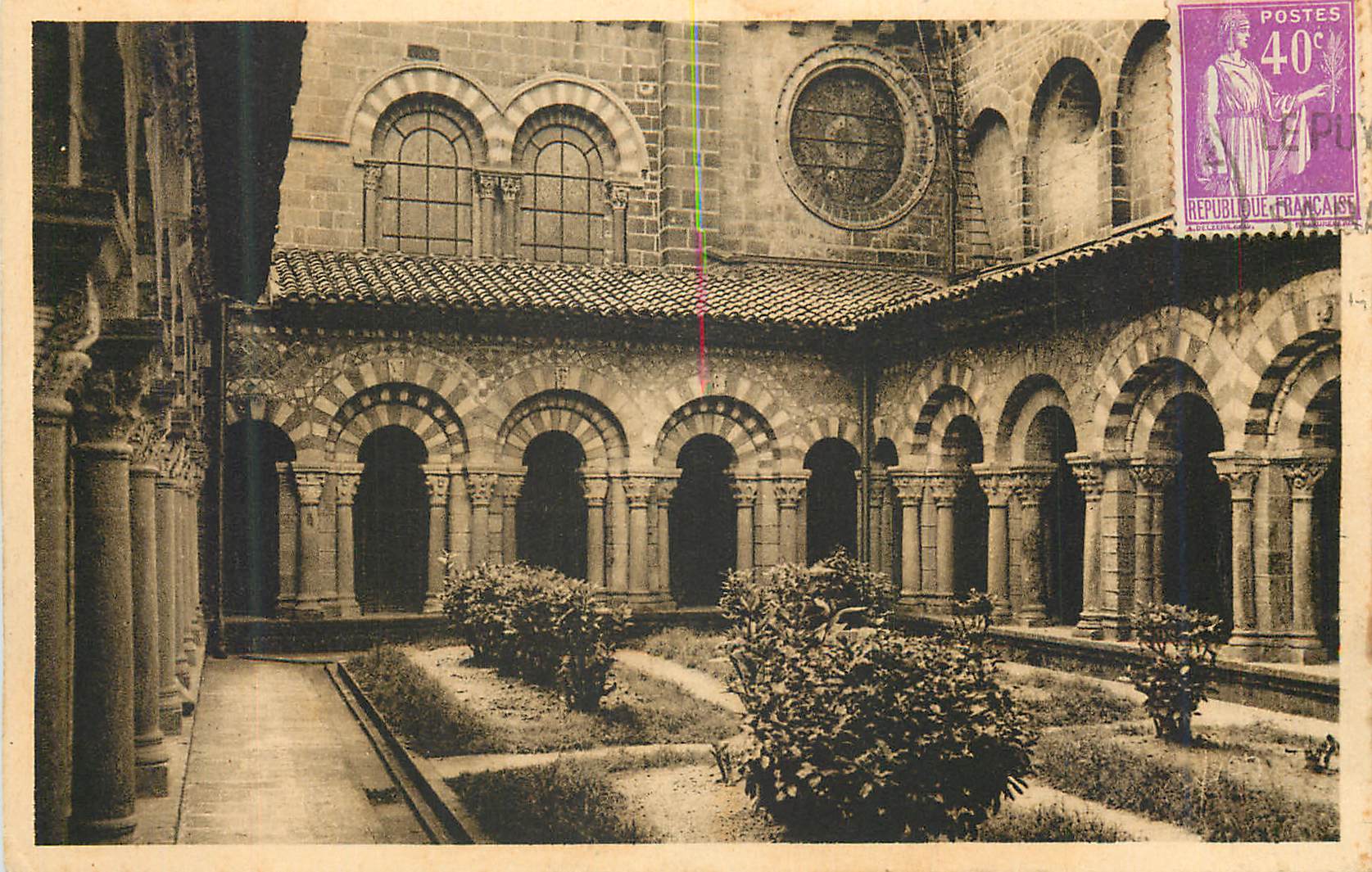CPA La douce france le velay 16 le puy (haute loire) cour et galeries du loitre
