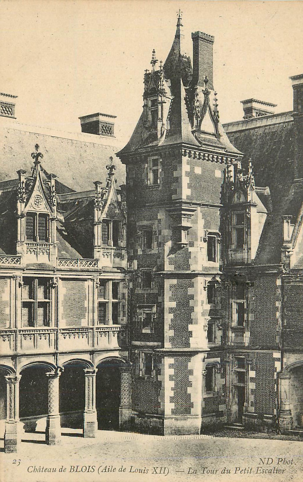 CPA Chateau de blois (aile de louis xii) la tour du petit escalier